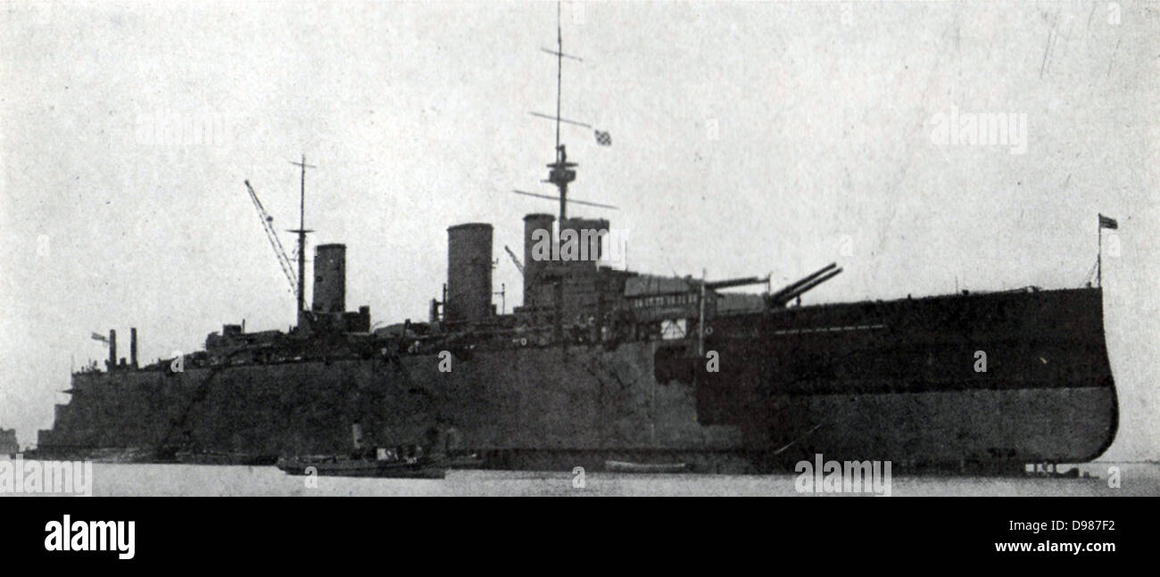 British battle-cruiser 'Lion', in 32.000 ton floating dry dock. Foto Stock