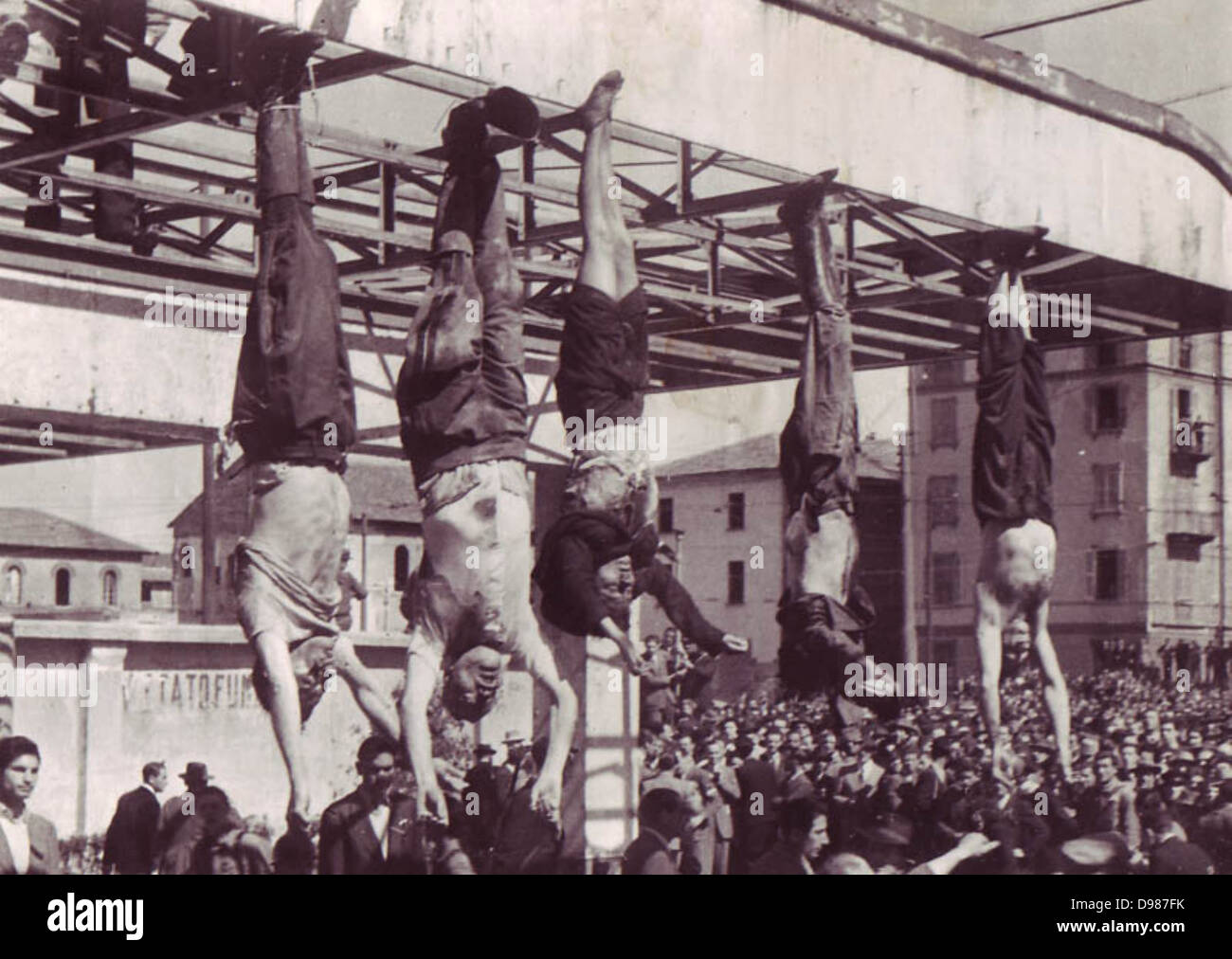 Benito Mussolini (1883-1945) e la sua amante Clara Petacci appesi in una pubblica piazza dopo la loro esecuzione da parte italiana partigiani comunisti in aprile 1945. Foto Stock