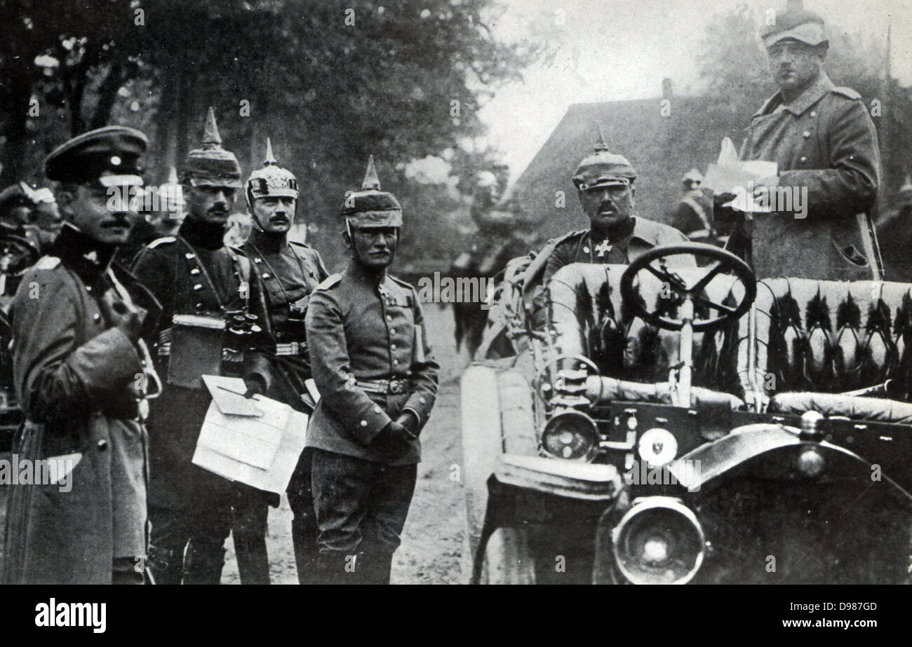 Generale tedesco Alexander von Kluck (20 maggio 1846 - 19 ottobre 1934) è stato un generale tedesco durante la Prima Guerra Mondiale;. seduti in auto con il personale, a manovre dell'esercito. Foto Stock
