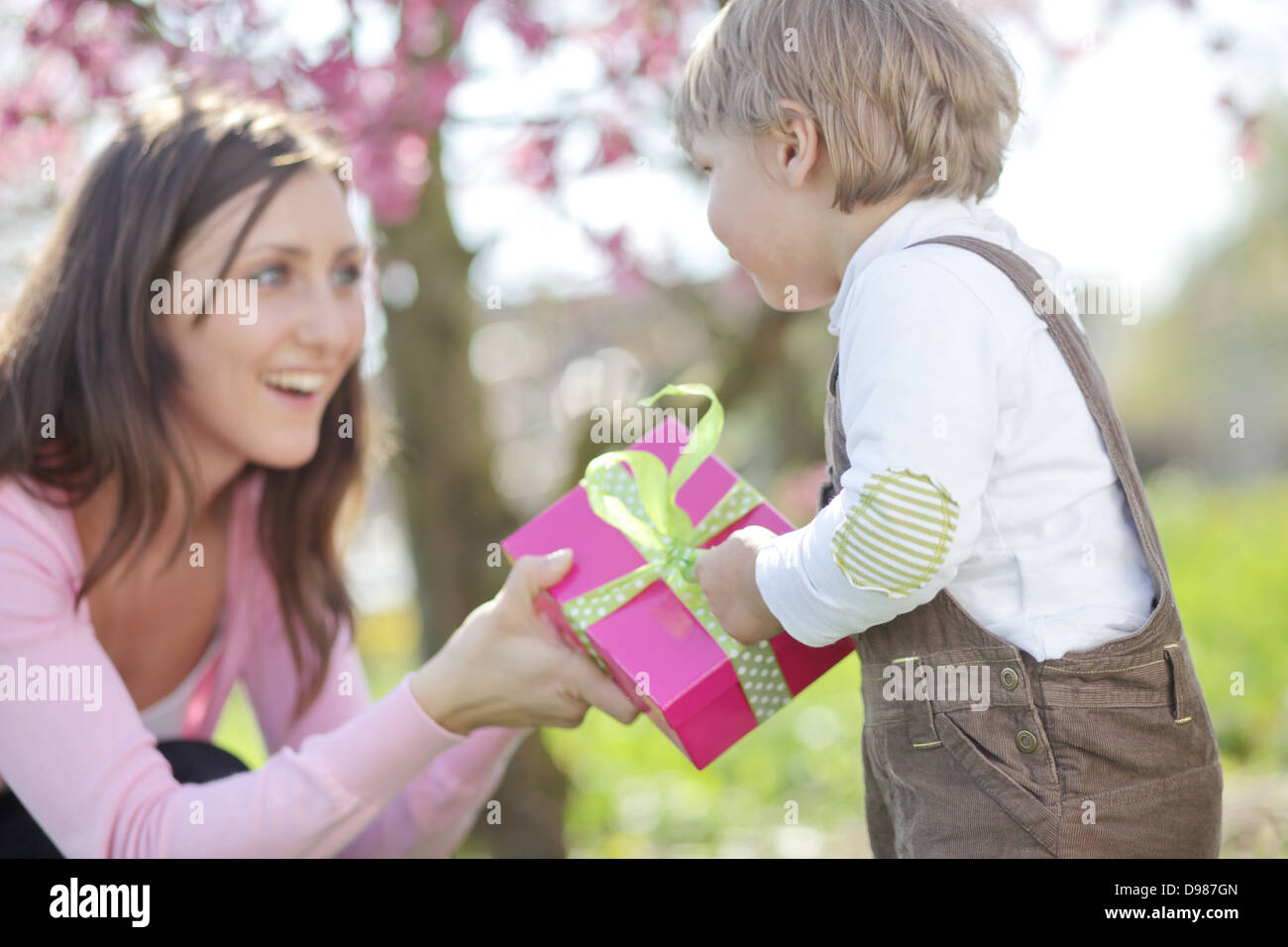 Giovane madre con il suo figlio all'aperto Foto Stock