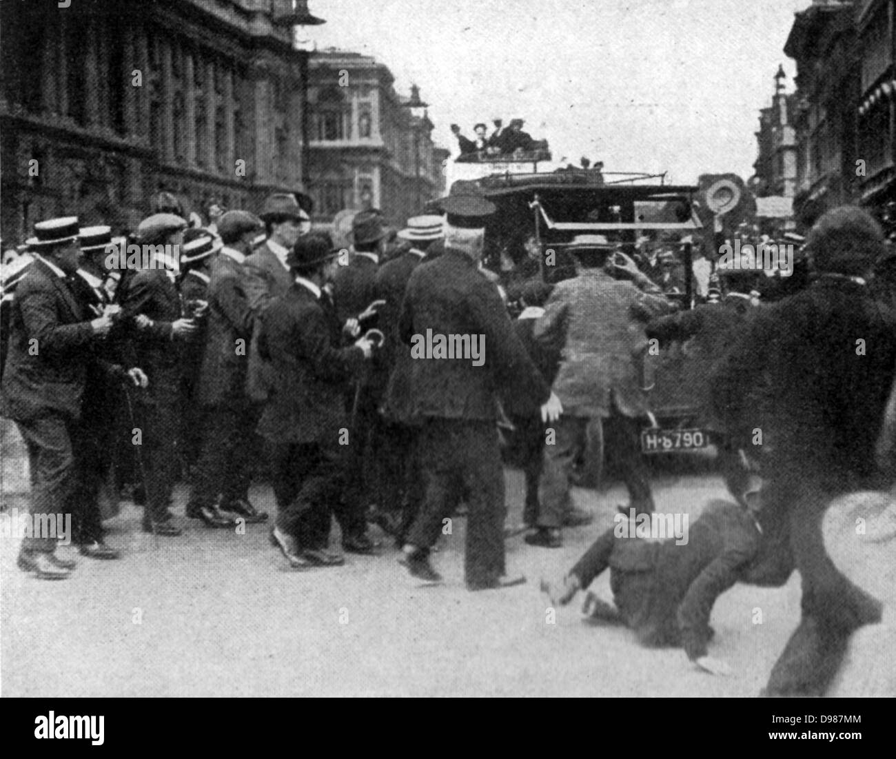 Il tifo folla circostante la vettura del signor Asquith, il Primo Ministro britannico. Foto Stock