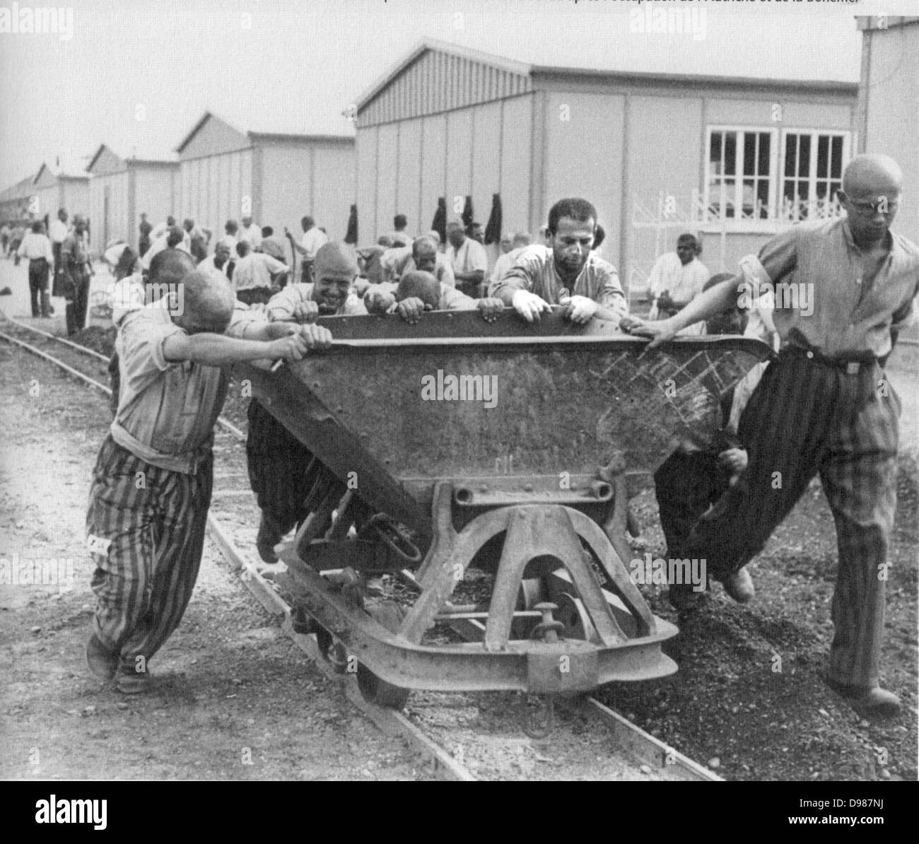 Campo di concentramento i prigionieri politici nella Repubblica federale di Germania degli anni trenta, in prigione uniforme, impegnate nel lavoro forzato. Foto Stock