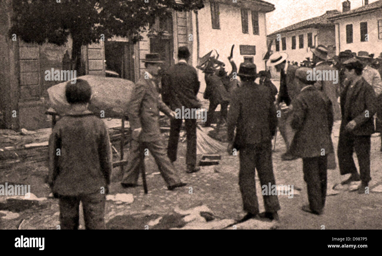 La generazione più giovane è entusiasta accoglienza a Berlino la notizia della guerra. Foto Stock