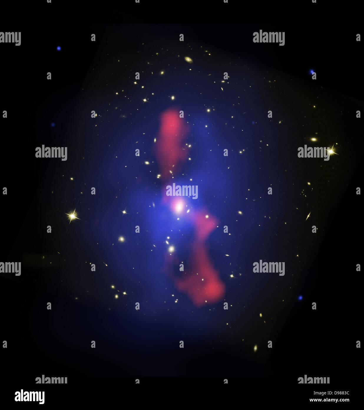 Immagine composita della galassia MS cluster0735.6+7421, situato a circa 2,6 miliardi di anni luce di distanza nella costellazione Camelopardalis. immagine mostra decine di galassie legate insieme dalla forza di gravità. Nel gennaio del 2005, gli astronomi hanno riferito che un Supermassive Black Hole, in agguato nella centrale galassia luminosa generata la più potente esplosione visto nell'universo. Foto Stock