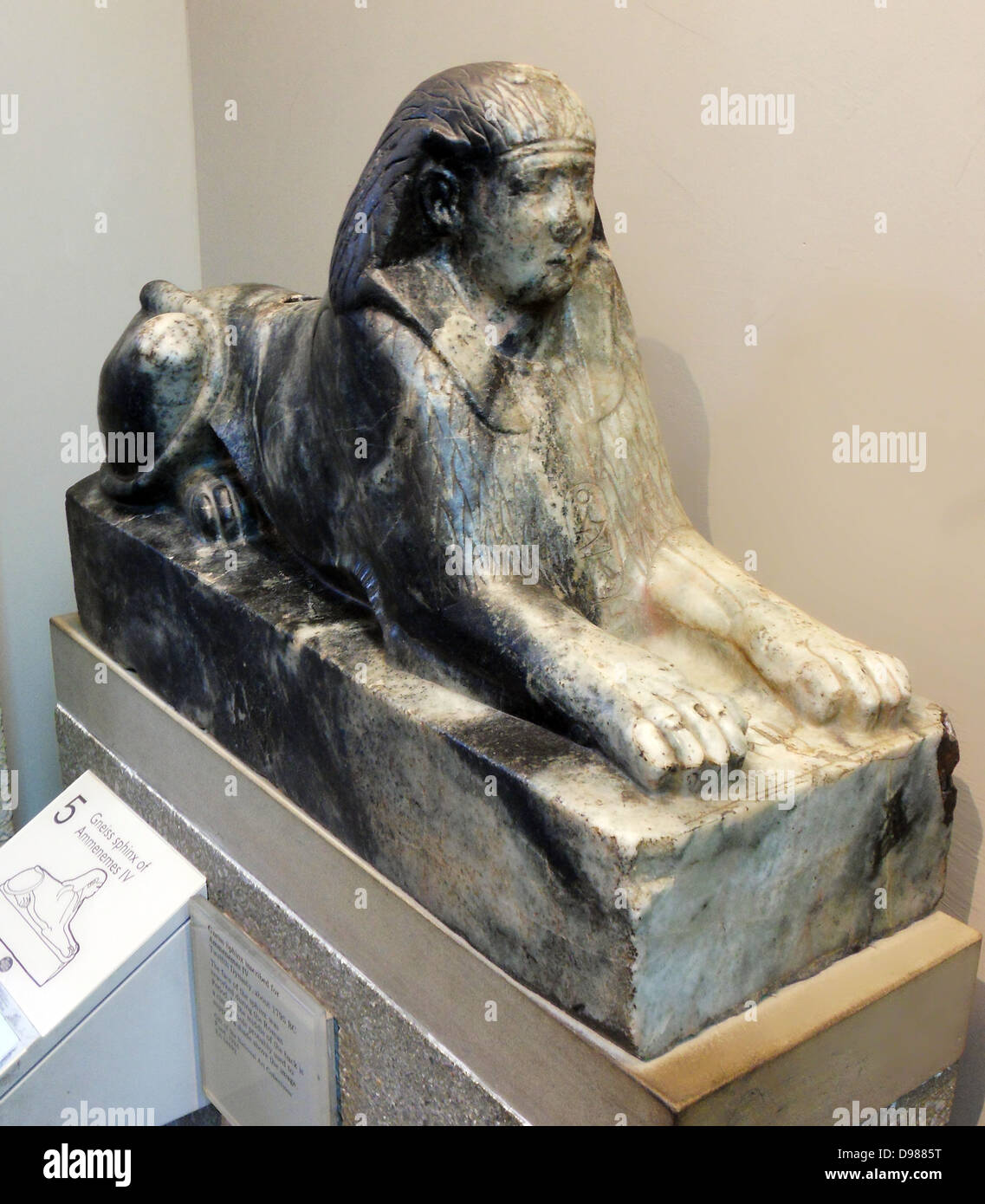 Gneiss rock Sphinx inscritto con il nome del faraone Ammenemes IV xii Dinastia, egiziano. Circa 1795 BC. La statua è stata ri-cut in epoca romana. Foto Stock