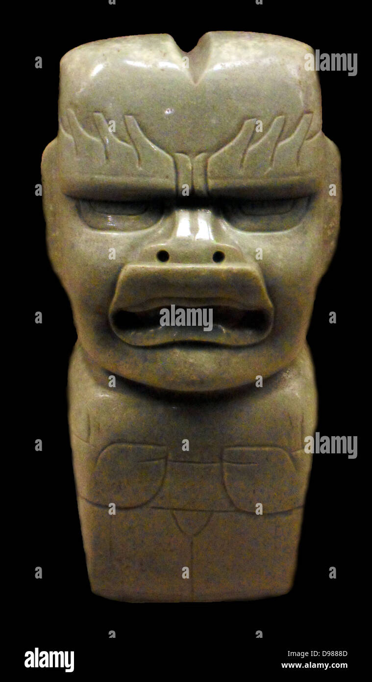 Jade ax votive, olmeca, 1200-400 BC Messico. Il Olmec stile assi votive in forma di figure scolpite da giada, jadeite, serpentine e altri greenstones. Le figure hanno una testa grande e un piccolo corpo tozzo che si restringe in una forma di lama. Essi combinano le caratteristiche di un uomo e di altri animali, come jaguar, eagle o il rospo. Foto Stock