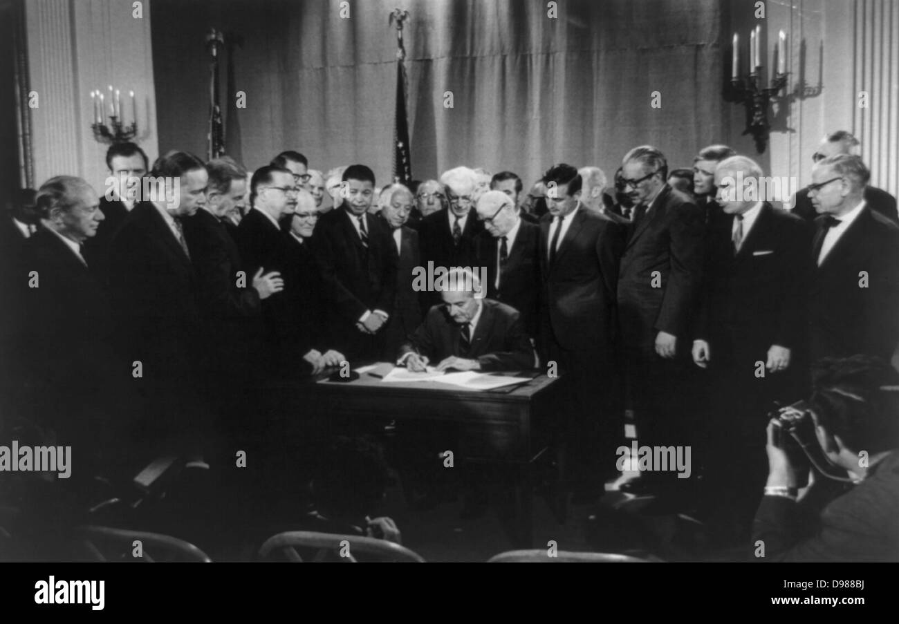 Lyndon Baines Johnson firma i diritti civili Bill, 11 aprile 1968. Fotografo: Warren Leffler K. Foto Stock