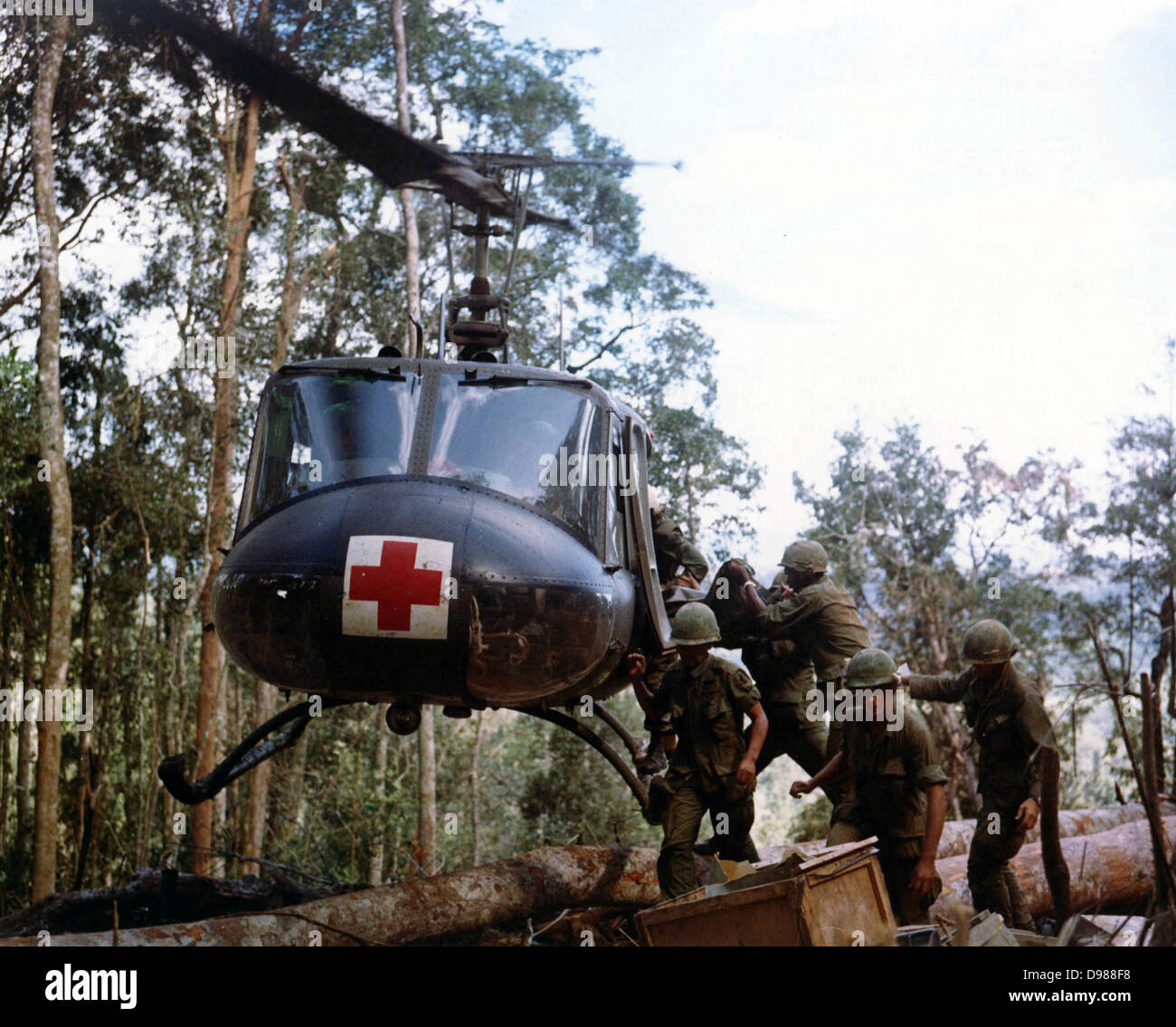 Assalto alla collina 875, Vietnam, Novembre 1967: membri di 173d Airborne Brigata vittime di carico su un elicottero che trasporta l'emblema della Croce Rossa per l'evacuazione di un ospedale da campo. Foto Stock