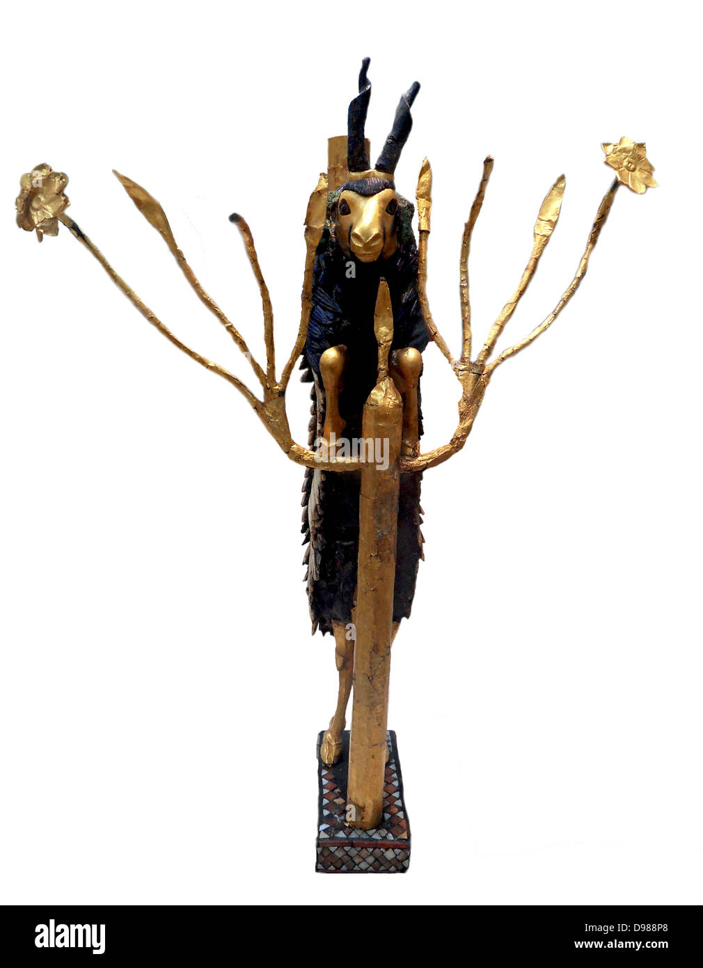 Il 'RAM in un boschetto' da ur, Iraq meridionale, circa 2600-2400 A.C. Questo è uno di una quasi identica coppia scoperto da Leonard Woolley nel "grande fossa di morte", una delle tombe nel cimitero reale a Ur. l altro è ora nella University of Pennsylvania Museum di Philadelphia. È stato nominato 'RAM in un boschetto' dall'escavatore Leonard Woolley,nella Genesi 22:13 Dio ordinò ad Abramo di sacrificare il figlio Isacco, ma all'ultimo momento " Abramo alzò gli occhi e guardò, ed ecco dietro di lui una ram catturati in un boschetto dalle sue corna Foto Stock