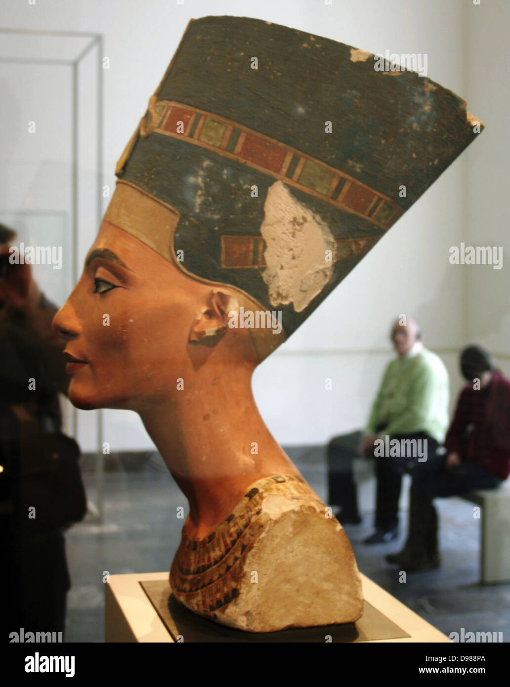 Nefertiti (XIV secolo BC) queen-consorte del faraone Akenaton. Busto nel Museo Egizio nell'Altes Museum di Berlino. Foto Stock