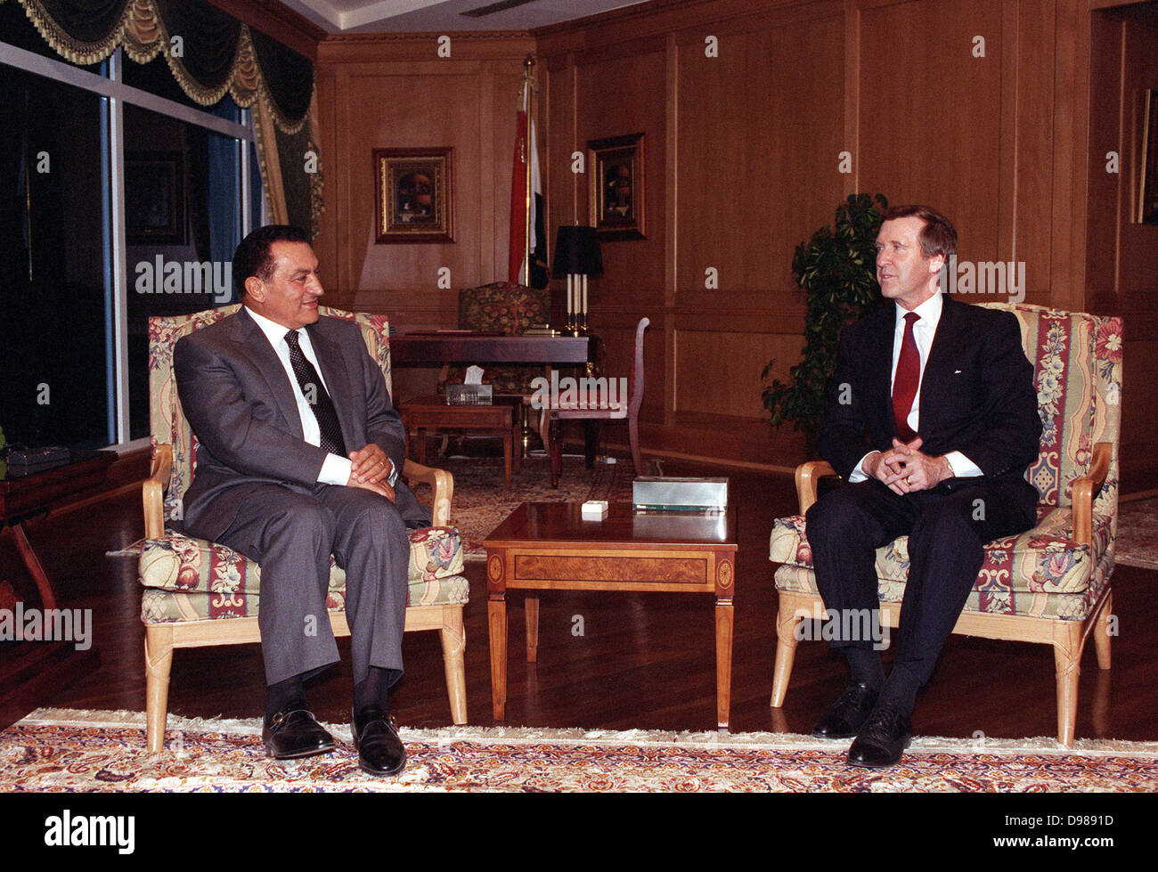 Il Segretario della Difesa William Cohen (a destra), si incontra con il Presidente egiziano Hosni Mubarak a Sharm El Shiek, Egitto, su nov. 5, 1998. Cohen ha voluto discutere con il presidente Mubarak la prevista azione militare devono essere prese dagli Stati Uniti e Gran Bretagna contro l'Iraq se Saddam Hussein continua a ostacolare le ispezioni sulle armi dalla commissione speciale delle Nazioni Unite. L'Egitto era una delle undici nazioni Cohen ha visitato con il suo messaggio nel corso di una intensa quattro giorni di viaggio in Europa e Medio Oriente Foto Stock