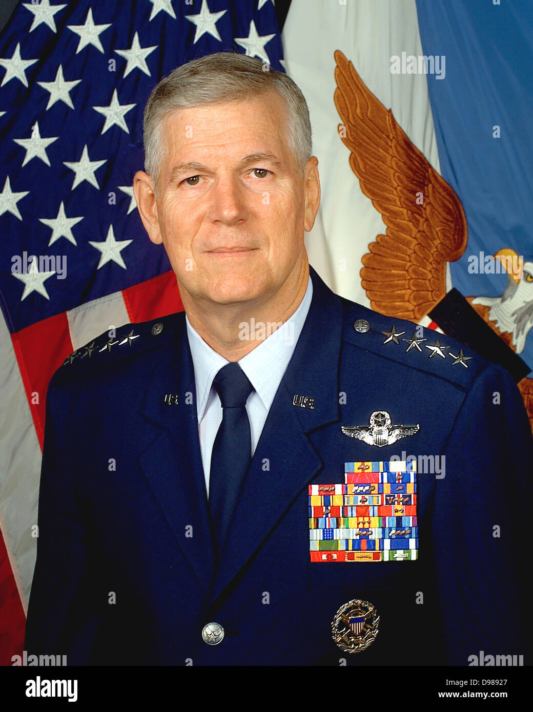 Richard Bowman Myers (nato il 1 marzo 1942) in generale della United States Air Force e servito come il quindicesimo Presidente del Comune di capi di Stato Maggiore. Come Presidente, Myers è stato il militare degli Stati Uniti più alta della classifica ufficiale in uniforme. Myers generale divenne il presidente del Joint Chiefs il 1 ottobre, 2001 -2005 In questa capacità, ha servito come il principale consigliere militare per il presidente e il Segretario della Difesa e il Consiglio nazionale di sicurezza durante le prime fasi della guerra al terrore, comprese la pianificazione ed esecuzione del 2003 invasione dell'Iraq. Foto Stock