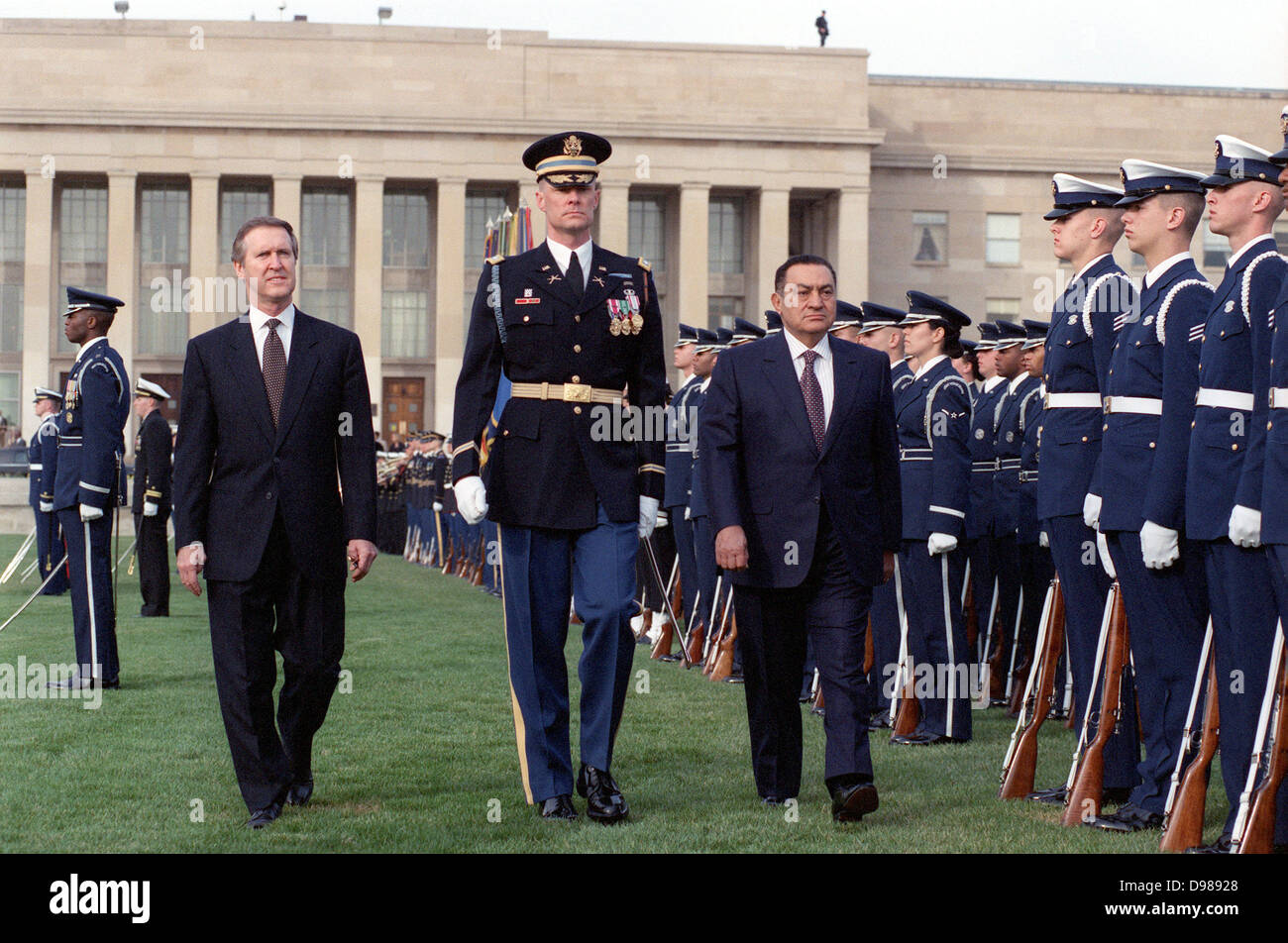 Il Segretario della Difesa William S. Cohen (sinistra) unisce Lt. Col. Charles Sniffin (centro), U.S. Esercito, il comandante delle truppe, a scortare la visita del Presidente egiziano Hosni Mubarak (destra) come egli ispeziona i servizi comuni la guardia d'onore durante un mese di Marzo 30, 2000, cerimonia accogliendo Lui al Pentagono. Foto Stock