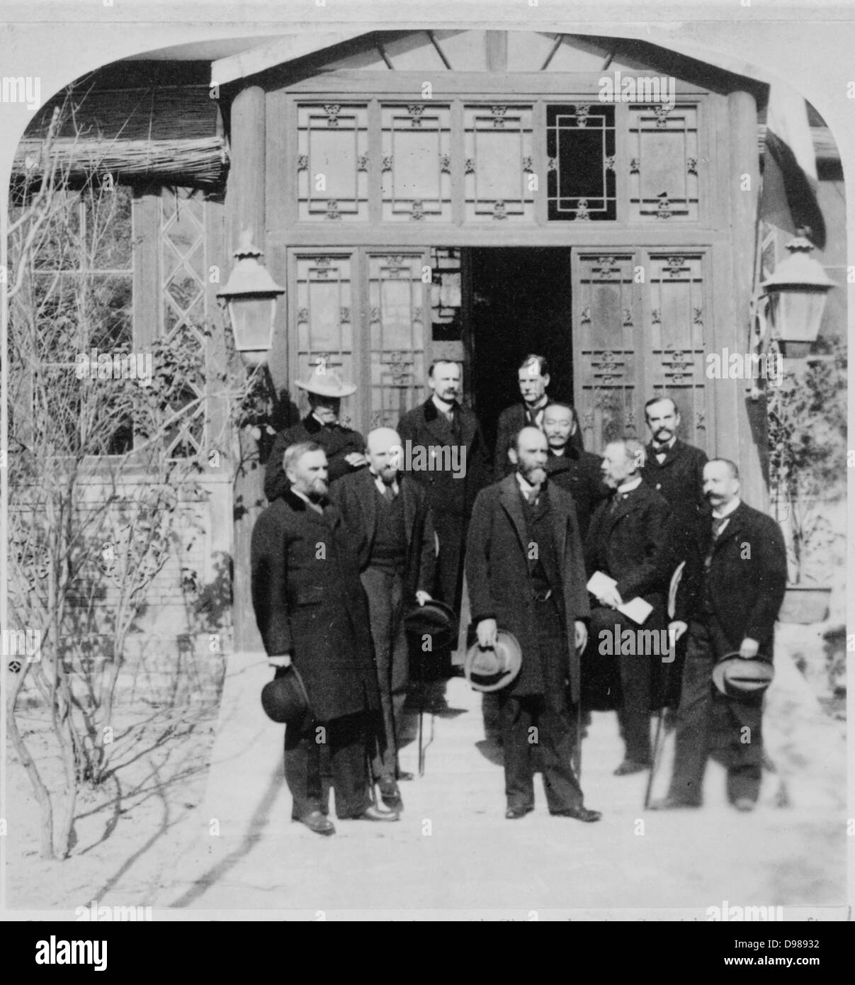 Un gruppo dei ministri degli esteri in piedi fuori dell'entrata alla legazione spagnola a Pechino in Cina, circa nel marzo 1901. Foto Stock