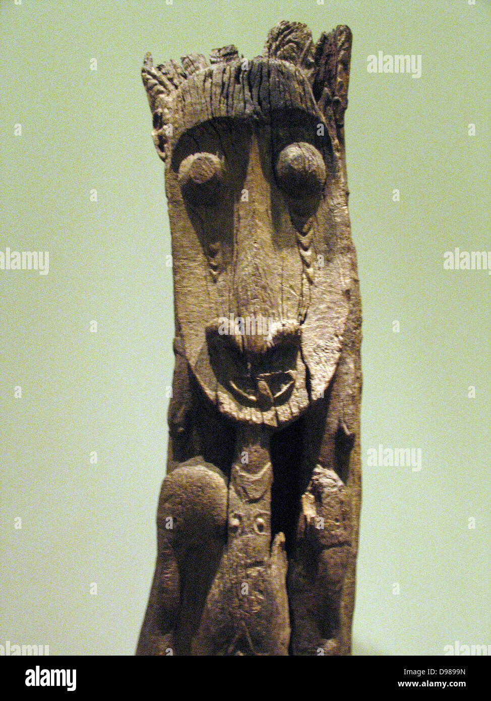 Housepost. Persone Latmul, fiume Sepik, Papua Nuova Guinea 1900-1950. Gli uomini di case di culto dominare Latmul villaggi. Essi sono fino a 120 piedi di lunghezza con due piani e le torreggianti gables in corrispondenza di entrambe le estremità. Essi sono lussuosamente decorate in una società che una volta sottolineato la guerra maschio e capo-caccia. Foto Stock