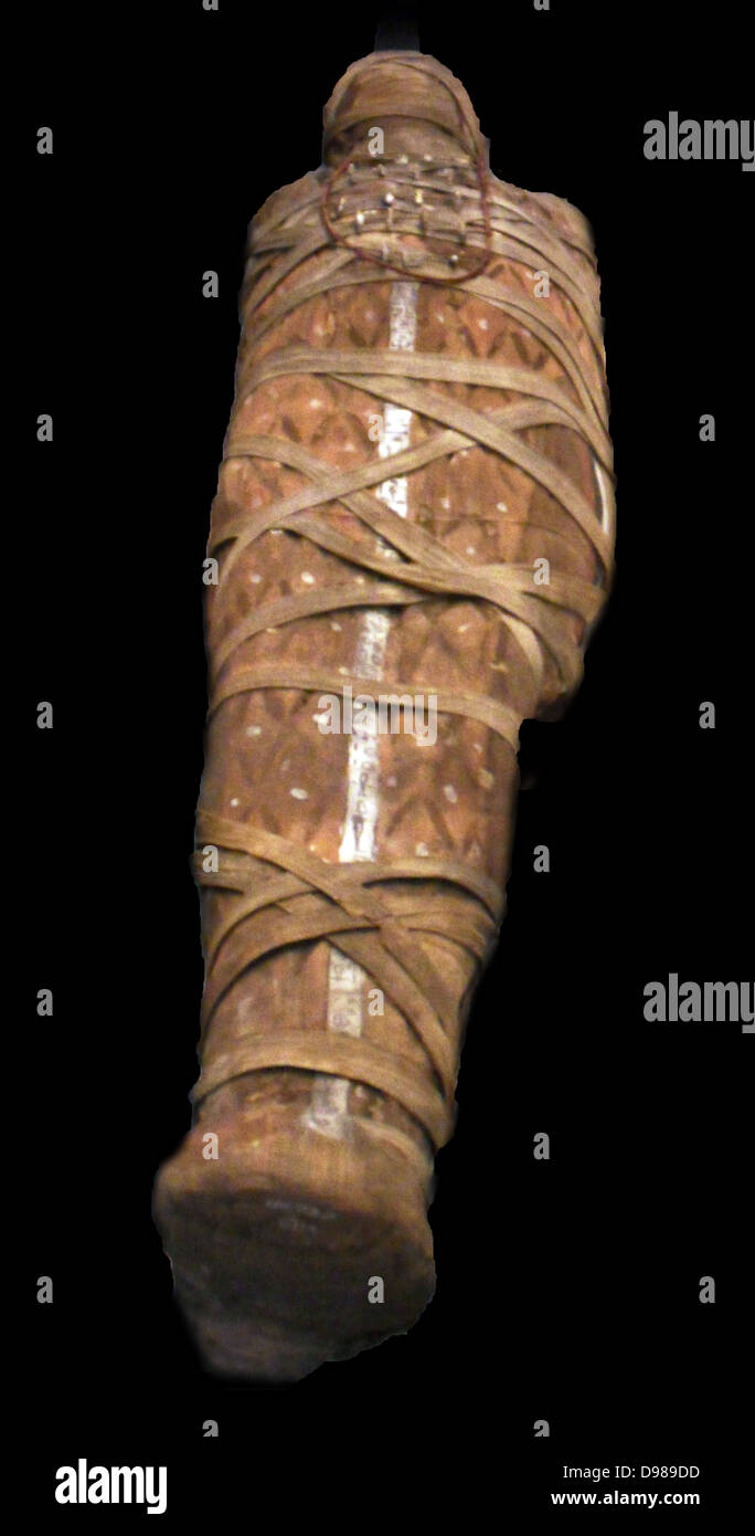 La mummia di un uomo con amuletes n un telaio Foto Stock
