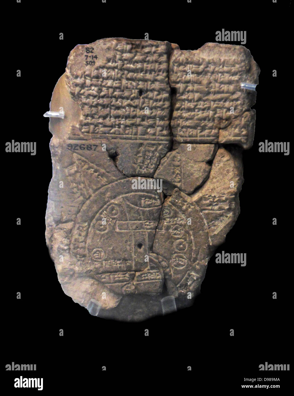 Un unico antica mappa del mondo mesopotamico. Questo tablet bth contiene una iscrizione cuneiforme e una carta unica del mondo mesopotamico. Babylon è mostrato nel centro (il rettangolo nella metà superiore del cerchio), l'Assiria, Elam e altri luoghi sono anche denominati. La zona centrale è circondato da una circolare per via navigabile etichettato 'Regione' o 'isola " e contrassegnata con la distanza fra loro. Foto Stock Un unico antica mappa del mondo mesopotamico. Questo tablet bth contiene una iscrizione cuneiforme e una carta unica del mondo mesopotamico. Babylon è mostrato nel centro (il rettangolo nella metà superiore del cerchio), l'Assiria, Elam e altri luoghi sono anche denominati. La zona centrale è circondato da una circolare per via navigabile etichettato 'Regione' o 'isola " e contrassegnata con la distanza fra loro. Foto Stock