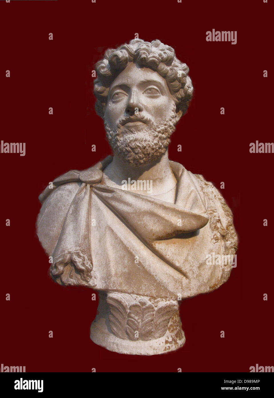 Busto in marmo dell'Imperatore Marco Aurelio (ANNUNCIO 121-180) in un mantello frangiato. Dal Cireneo, Nord Africa. Foto Stock