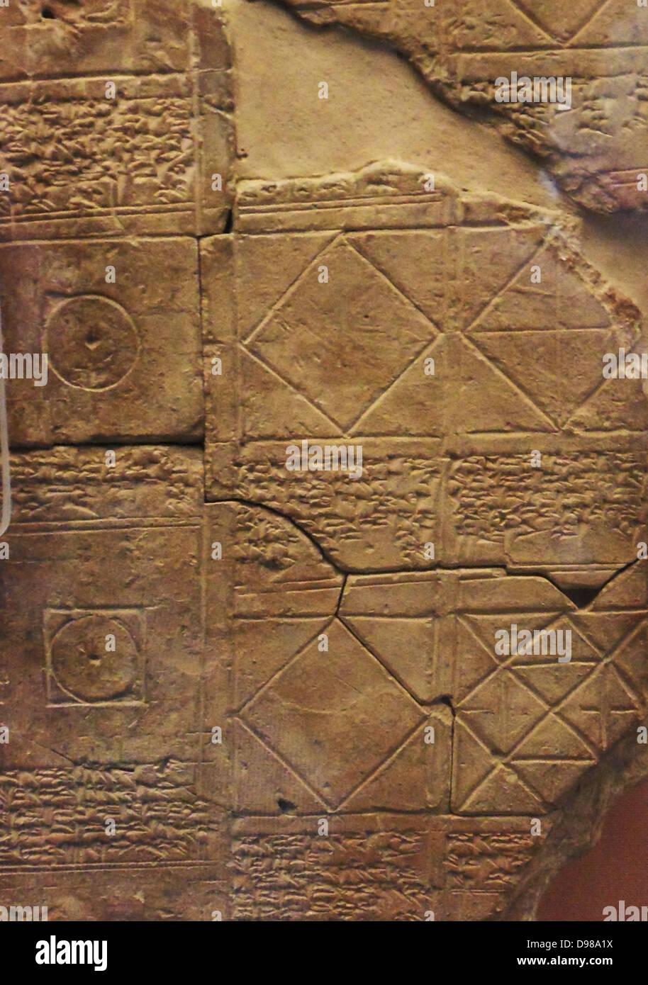 Tablet matematica - questo tablet, che è parzialmente illustrata, contiene una serie di problemi relativi al calcolo del volume, insieme alle soluzioni. Foto Stock