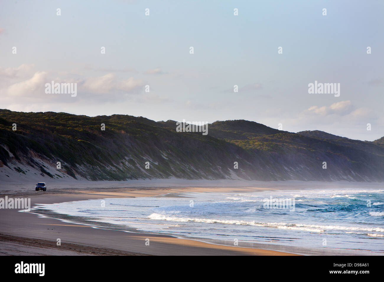 Una vettura sulle spiagge incontaminate della Greater St Lucia Wetland Park, Sud Africa Foto Stock