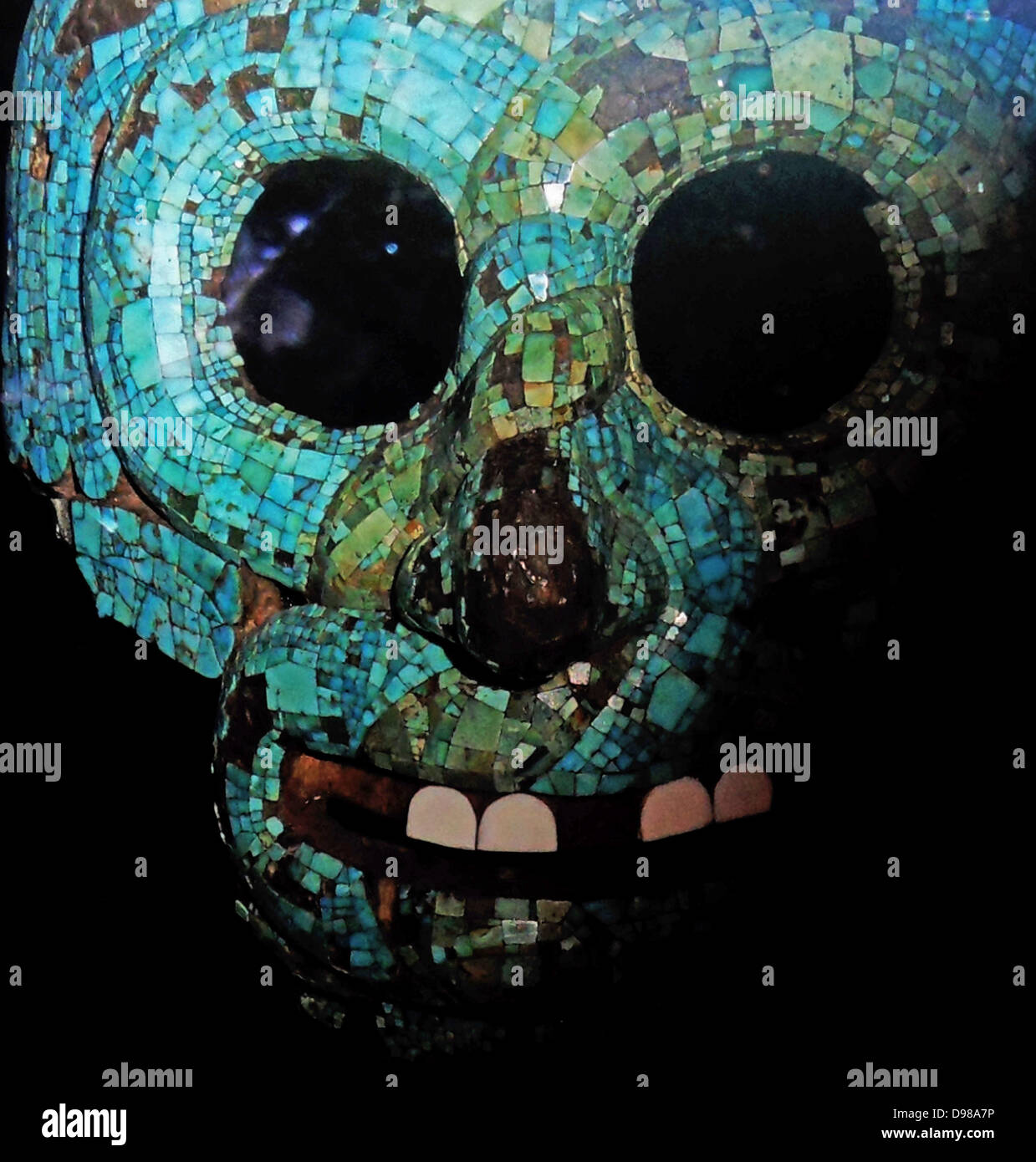 Mosaico turchese MASCHERA AD 1400-1521. Una coppia di serpenti si intrecciano intorno agli occhi, il naso e la bocca di questa maschera. Due code di serpente si incontrano in corrispondenza della parte superiore e un pennacchio piumato pende verso il basso su entrambi i lati. I serpenti sono stati usata metaforicamente per rappresentare gli attributi di due ben noti divinità azteca : Il Dio della pioggia Tlaloe e il Creatore dio Quetzalcoatl. Foto Stock
