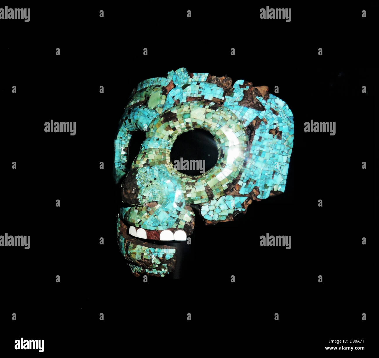 Mosaico turchese MASCHERA AD 1400-1521. Una coppia di serpenti si intrecciano intorno agli occhi, il naso e la bocca di questa maschera. Due code di serpente si incontrano in corrispondenza della parte superiore e un pennacchio piumato pende verso il basso su entrambi i lati. I serpenti sono stati usata metaforicamente per rappresentare gli attributi di due ben noti divinità azteca: il dio della pioggia Tlaloe e il Creatore dio Quetzalcoatl. Foto Stock