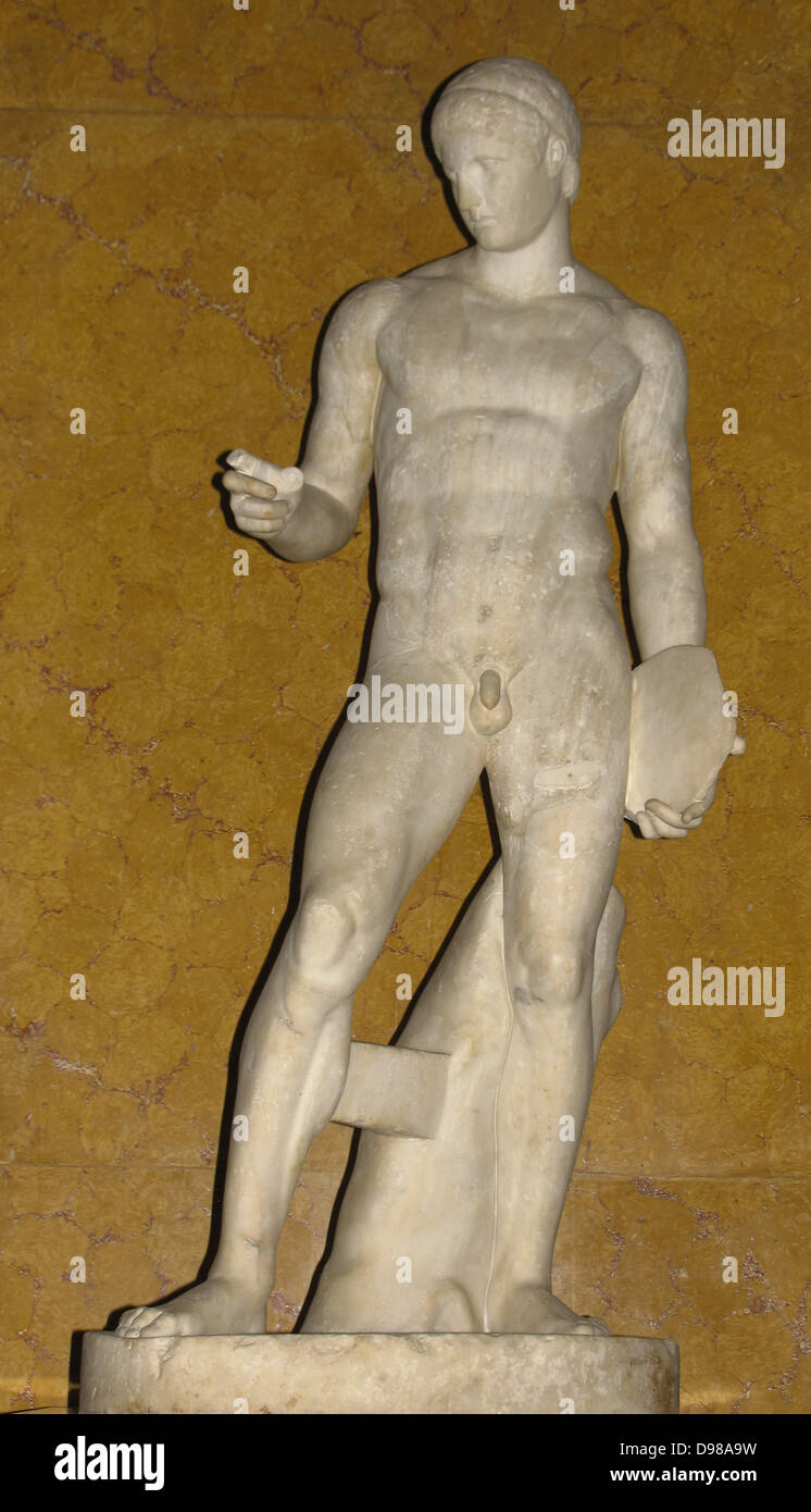 Discophoros, scultura in marmo dal British Museum.La Discophoros, anche ortografato Discophorus, era una scultura in bronzo dal greco classico scultore Polyclitus, creatore del Doriforo e Diadumenos, e i suoi molti marmi romani copie. Come il Doriforo e Diadumenos, è stato creato come un esempio di Polyclitus 'Canon' ideale della forma umana nella scultura. Foto Stock