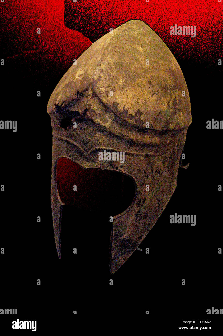 Elmo in bronzo di tipo corinzio. Realizzati in Puglia circa 600 BC. Vi è un antico la riparazione su un foro. Foto Stock