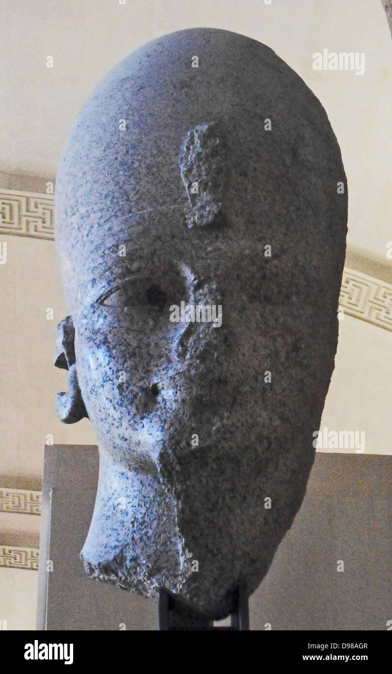 Testa da una colossale statua di re Amenofi III 1391-1353 BC (XVIII dinastia), dal grande emiro del suo tempio mortuario presso Tebe Foto Stock
