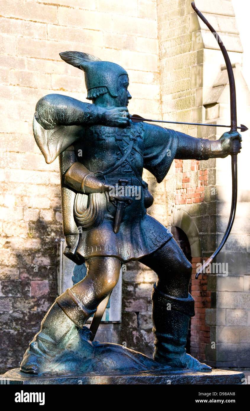 Statua in bronzo monumento memoriale di Robin Hood eroe fuorilegge Nottingham Nottinghamshire East Midlands England Europa Foto Stock