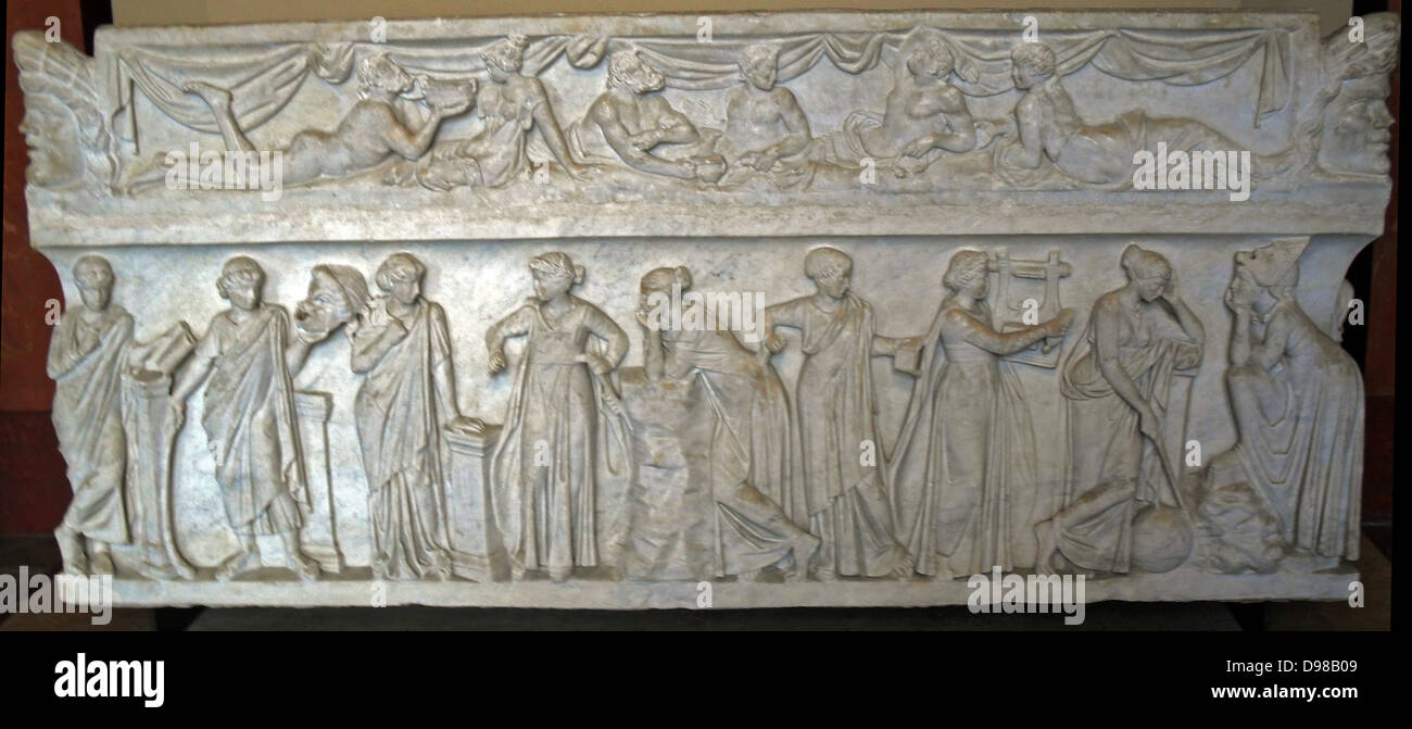 Sarcofago noto come 'Mutilizza sarcofago', che rappresentano le nove Muse e i loro attributi. Marmo, prima metà del II secolo d.c. trovato dalla Via Ostiense Foto Stock