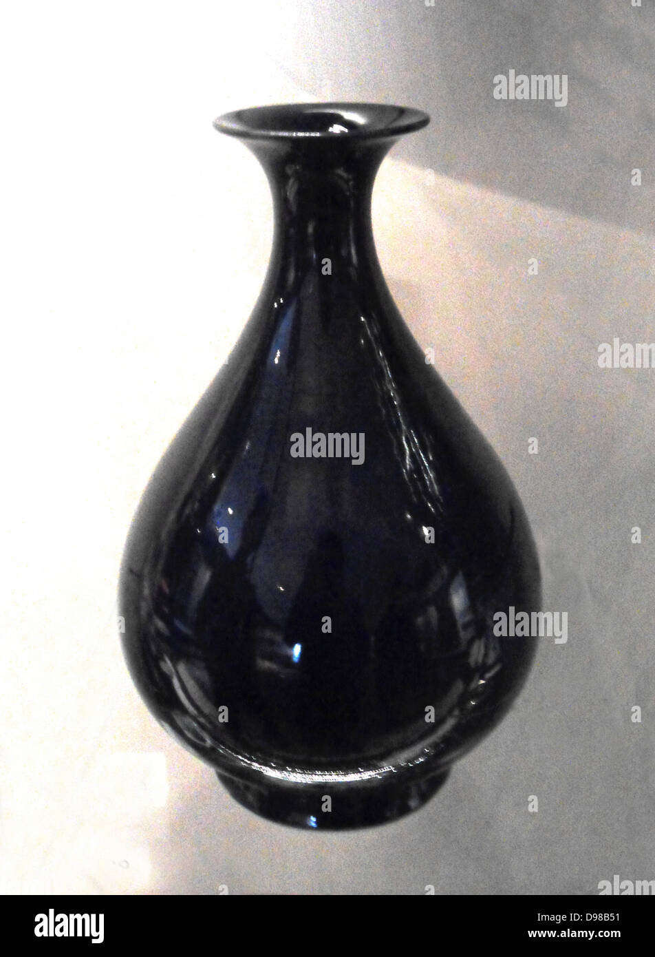 Vaso di porcellana con viola smalto blu. Cinese, 1722-1735 Foto Stock