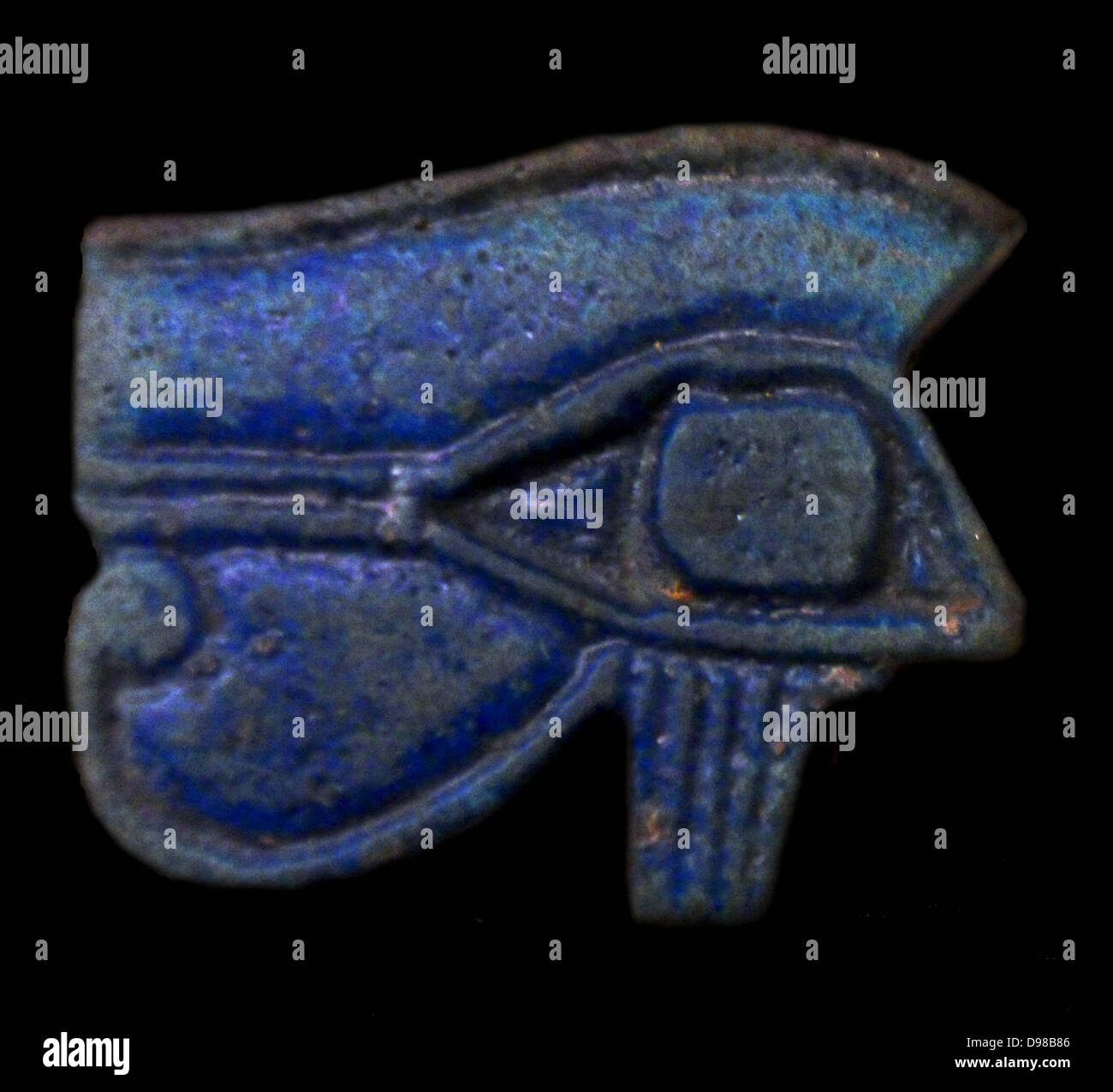Wedjet occhio, un amuleto da Dynastic Egitto. Il Wedjet è associato con Horus, il dio del cielo, raffigurato come un falco o come un uomo con un falcon alla testa. In una battaglia con Seth, il dio del caos e confusione, Horus ha perso il suo occhio sinistro. Ma la ferita è stata guarita e la Wedjet venne a simboleggiare la guarigione Foto Stock