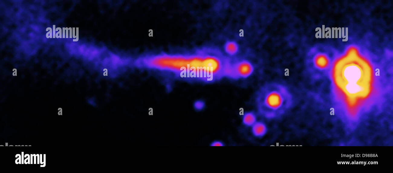 Il potenziale pianeta-la formazione di disco (o 'protoplanetary disk') di sun-come star viene violentemente strappato via dal vento potente di un caldo nelle vicinanze O-tipo stella in questa immagine dalla NASA il telescopio spaziale Spitzer. Fino a 100 volte la massa del sole-come le stelle, 0 stelle sono la più massiccia ed energica stelle dell'universo. L'O star può essere visto a destra dell'immagine, come la grande macchia di colore arancione con centro bianco. A sinistra, la cometa-come struttura è effettivamente un paese limitrofo di sistema solare che viene distrutta dalle stelle o i potenti venti e intensa luce ultravioletta. Ho Foto Stock