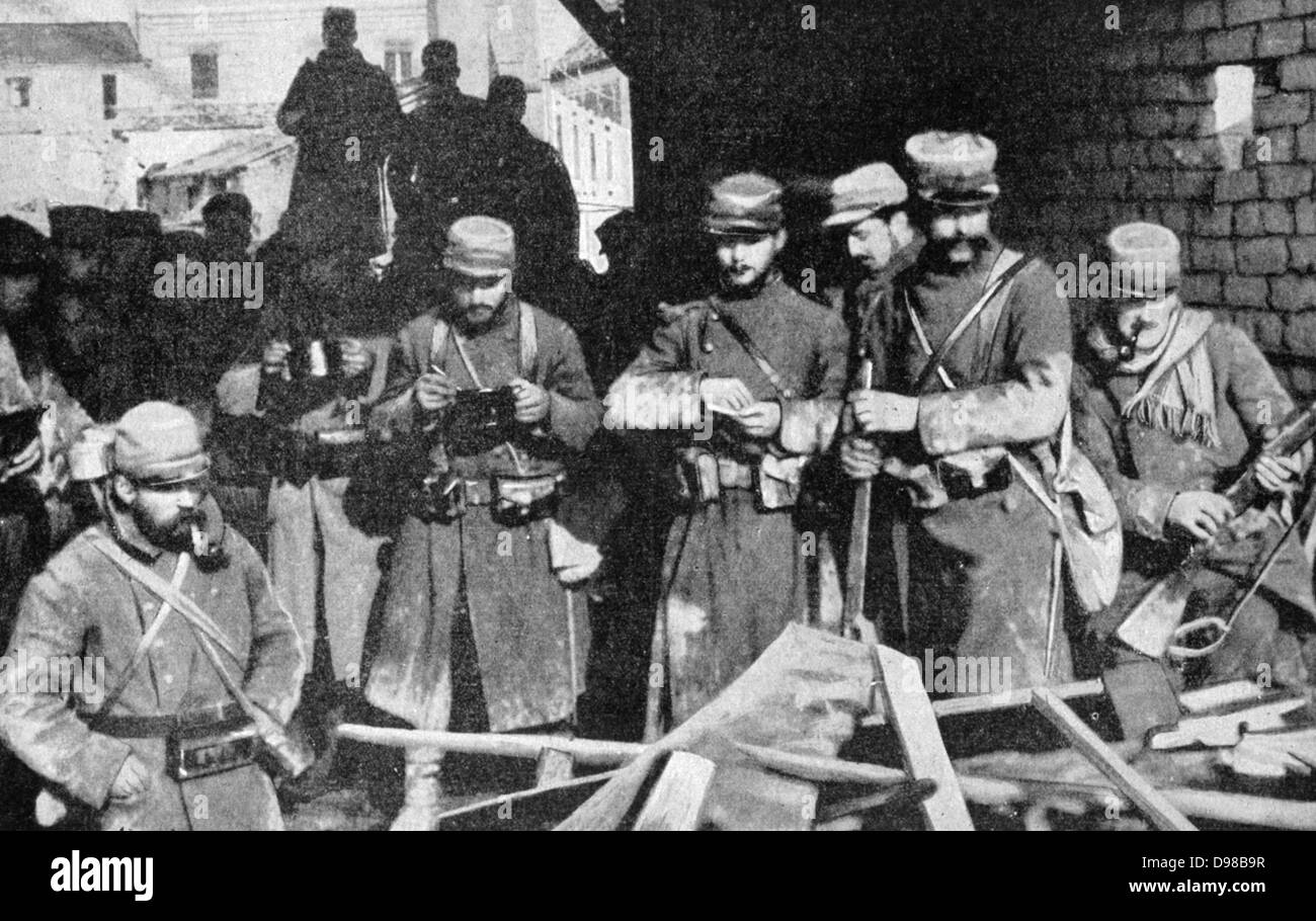 I Guerra Mondiale 1914-1918: soldati francesi rilassante tra impegni, alcune pipe e sigarette, alcuni bere, guardando i detriti formati in una barricata. Parigi, 1 aprile 1915. Foto Stock