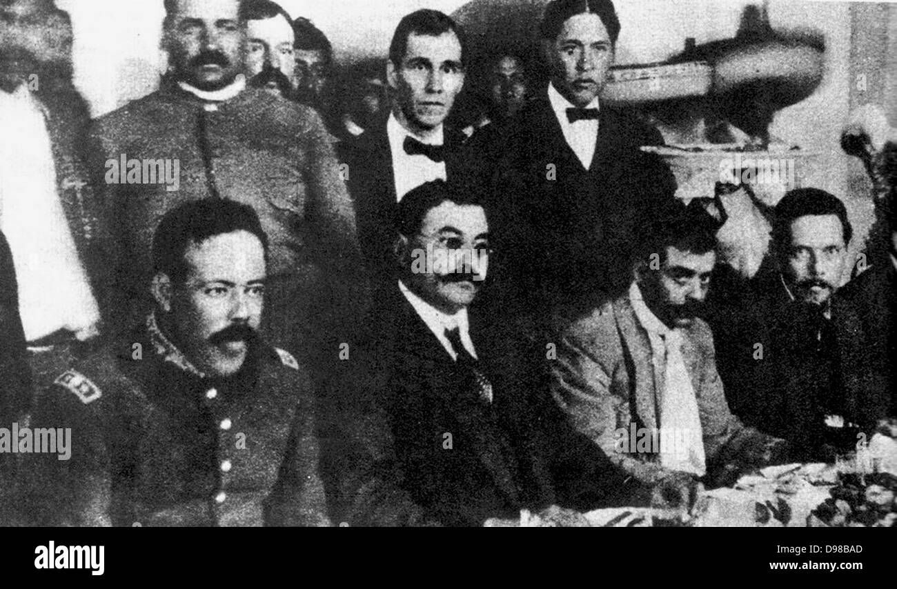 Seduti da sinistra a destra, Doroteo Arango Arambula (1878-1923) noto come Pancho Villa rivoluzionario messicano generale Eulalio Gutíerrez (1881-1939), uomo politico messicano, presidente del Messico 1914-1915, Emiliano Zapata (1879-1919) Revolotionary messicano leader e Felícitas Villareal. 1914 . Foto Stock Seduti da sinistra a destra, Doroteo Arango Arambula (1878-1923) noto come Pancho Villa rivoluzionario messicano generale Eulalio Gutíerrez (1881-1939), uomo politico messicano, presidente del Messico 1914-1915, Emiliano Zapata (1879-1919) Revolotionary messicano leader e Felícitas Villareal. 1914 . Foto Stock