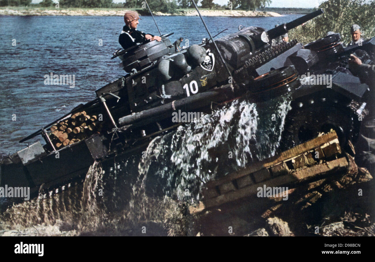 II Guerra Mondiale 1939-1945: anticipo tedesco in URSS; del fissaggio del serbatoio una banca di fiume. Da 'Signal', 1 agosto 1941, la propaganda tedesca magazine prodotte dalla Wehrmacht. Russia, Fronte Orientale Foto Stock