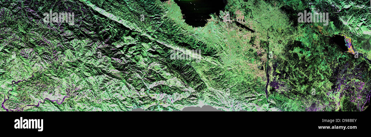 NASA disabitata veicolo antenna radar ad apertura sintetica (UAVSAR) catturato questo falso colore immagine composita della città di Port-au-Prince, Haiti e la regione circostante a gennaio 27, 2010. Port-au-Prince è visibile vicino al centro dell'immagine (indicata con la freccia gialla sulle annotazioni di immagine sopra). Il grande buio linea che corre da est a ovest nei pressi della città è il principale aeroporto. Sinistra UAVSAR NASA Dryden Flight Research Center di Edwards, in California, il 25 gennaio 2010, a bordo di una modificata la NASA Gulfstream III di aeromobile su tre settimane di campagna che prenderà anche in America centrale. Foto Stock