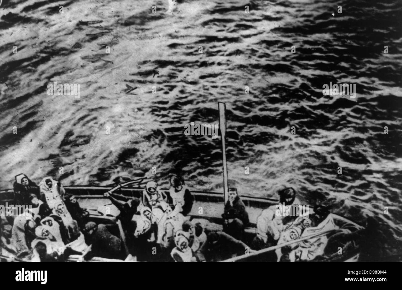 Titanic superstiti sul modo per salvare la nave Carpathia Data di creazione/Pubblicato: 1912 aprile. Media: 1 stampa fotografica. Sommario: gruppo di persone in una scialuppa di salvataggio. Foto Stock