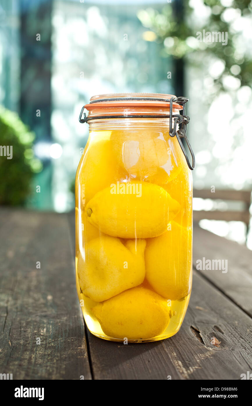 Germania, Duesseldorf, limone sottaceti in vetro del vaso Foto Stock