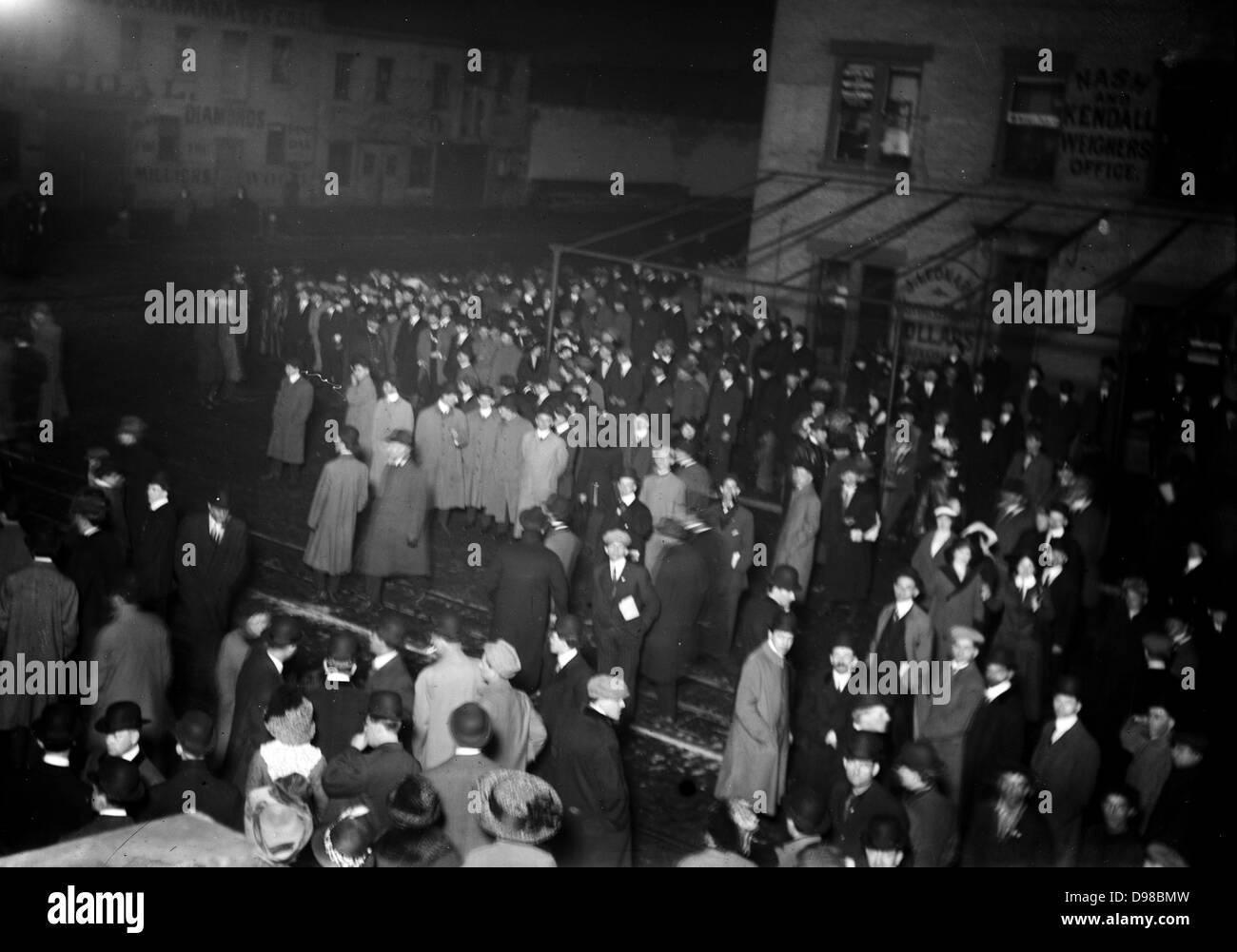 La folla in attesa di Titanic superstiti creatore(s): Bain News Service, Editore Data di creazione/Pubblicato: [1912 aprile] (data di creazione o successivamente pubblicate da Bain) Medio: 1, negativo : vetro ; 5 x 7 in. o inferiore. Sommario: foto relative al disastro del RMS Titanic, che ha colpito un iceberg in aprile 1912 e affondò, uccidendo più di 1.500 persone. Foto Stock