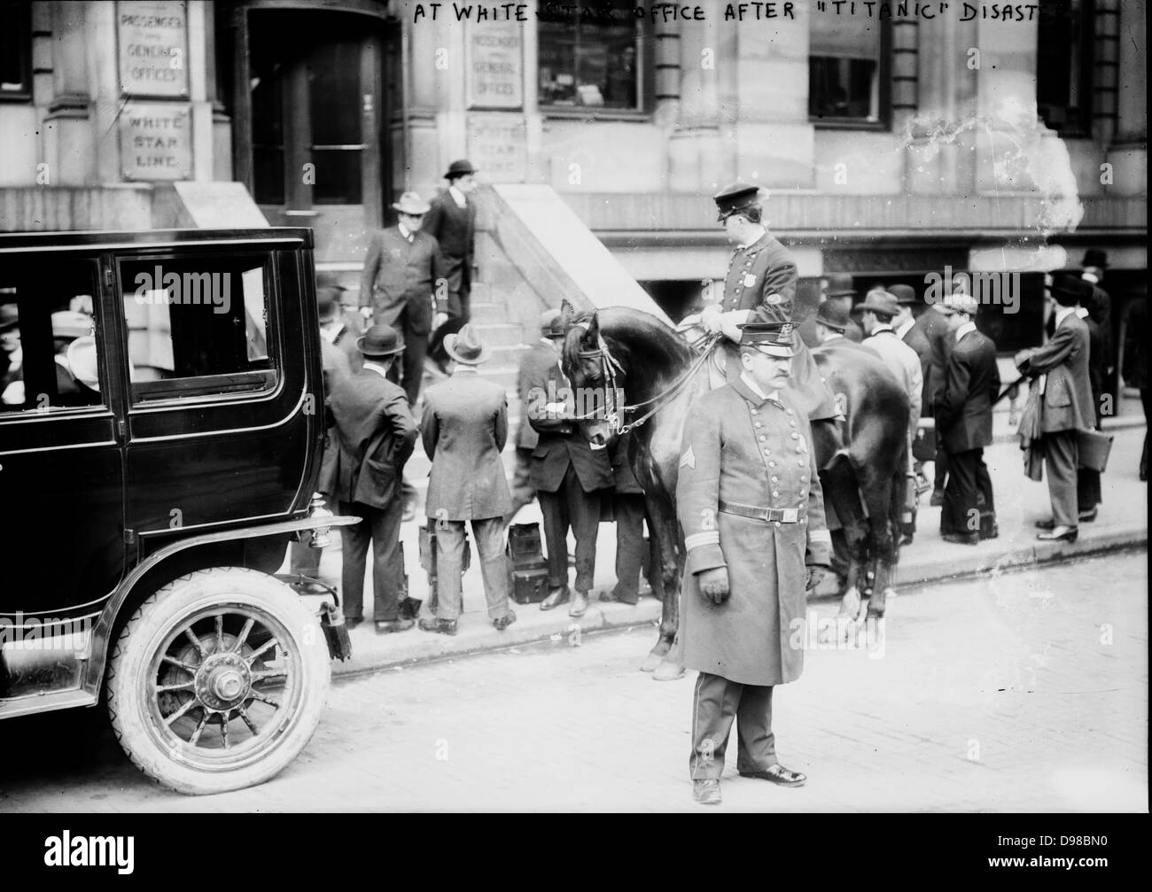 A White Star Office dopo il disastro del Titanic. Sommario: foto relative al disastro del RMS Titanic, che ha colpito un iceberg in aprile 1912 e affondò, uccidendo più di 1.500 persone. Foto Stock