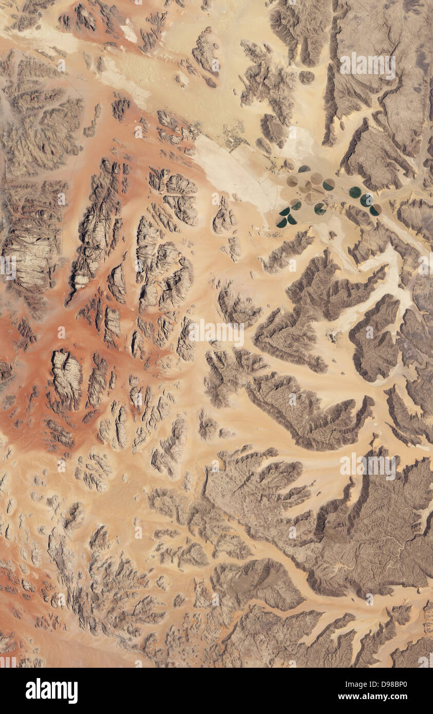 Questa immagine nella parte sud-occidentale di Giordania si trova come un paesaggio insolito. Montagne di granito e pietra arenaria luogo accanto alle valli riempiti Foto Stock
