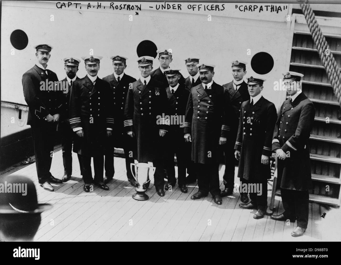 Il cap. A.H. Rostron e sotto ufficiali della 'Carpathia'. Data di creazione/Pubblicato: 1912 maggio 29. Foto Stock