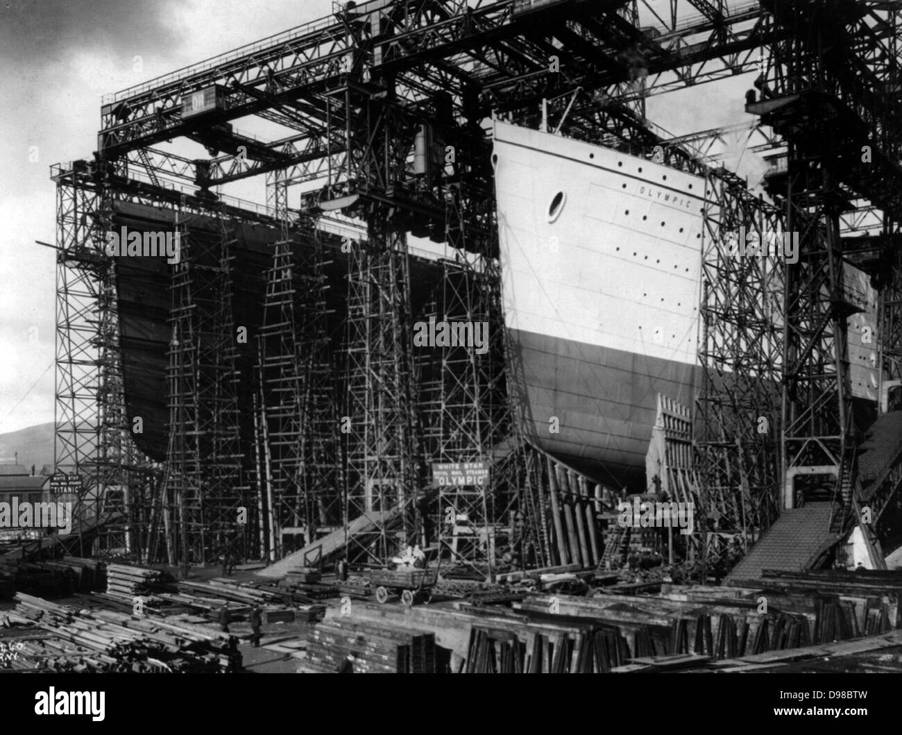 OLYMPIC e titanic - Vista di prua [in costruzione cantiere Ponteggi] Data di creazione/Pubblicato: [tra il 1909 e il 1911] Media: 1 stampa fotografica. Foto Stock