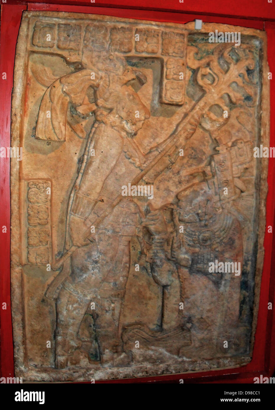 Mayan, circa AD725. Uno dei tre architravi da Yaxchilan, Questa scena raffigura Signore scudo Jaguar e sua moglie principale Lady Xoc impegnato in un salasso rito che ha avuto luogo il 9.13.17.15.12 5 eb 15 mac nel calendario Maya, o 28 ottobre AD 709. Il re si erge sulla sinistra brandendo una torcia per illuminare il dramma che si sta per schiudere. In ginocchio davanti a lui, indossando un tessuto squisitamente huipil, Lady Xoe tira una spina-line corda attraverso la sua lingua. La corda cade su un cesto tessuto holding intriso di sangue delle strisce di panno di carta. Foto Stock