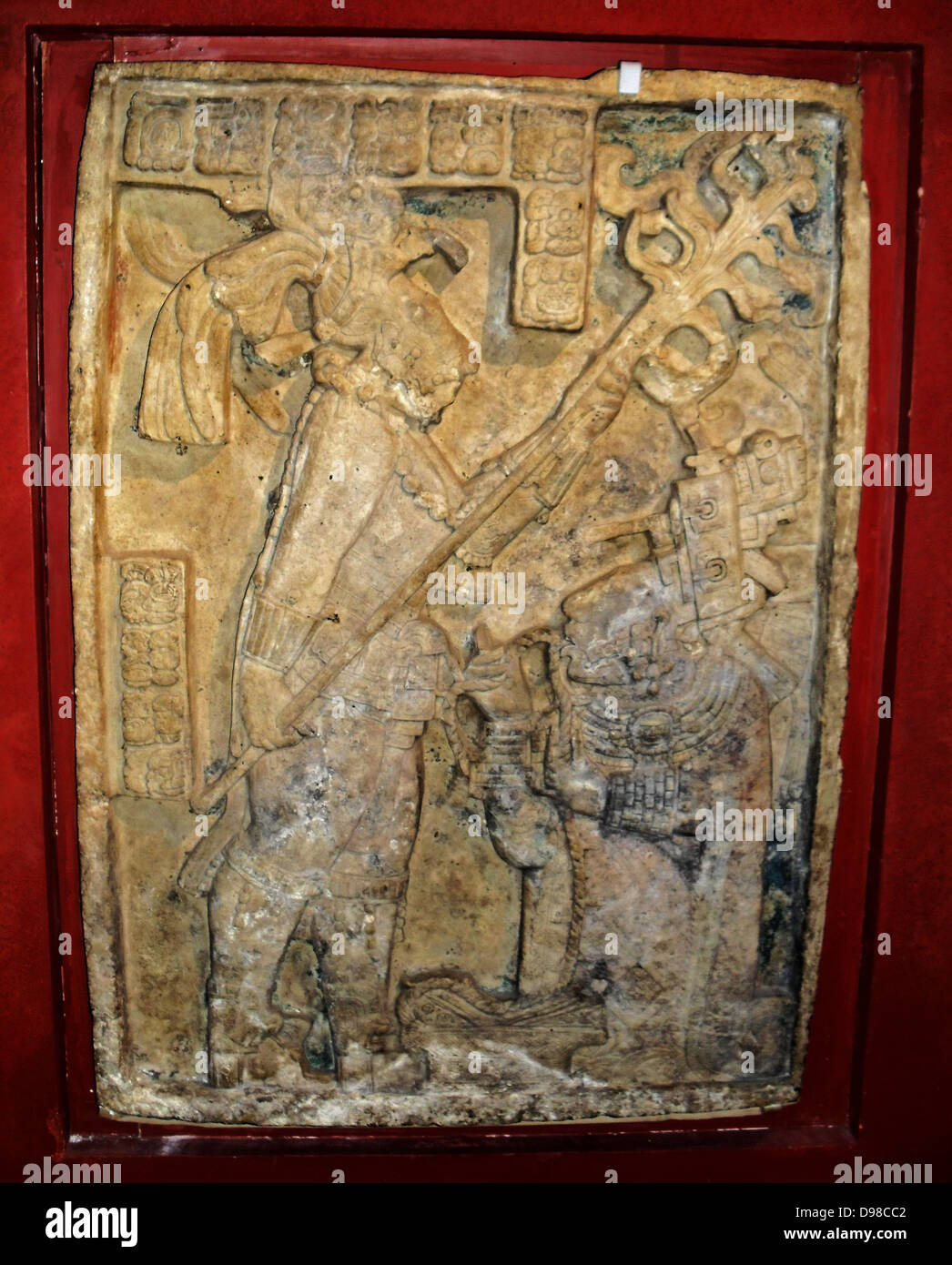 Mayan, circa AD725. Uno dei tre architravi da Yaxchilan, Questa scena raffigura Signore scudo Jaguar e sua moglie principale Lady Xoc impegnato in un salasso rito che ha avuto luogo il 9.13.17.15.12 5 eb 15 mac nel calendario Maya, o 28 ottobre AD 709. Il re si erge sulla sinistra brandendo una torcia per illuminare il dramma che si sta per schiudere. In ginocchio davanti a lui, indossando un tessuto squisitamente huipil, Lady Xoe tira una spina-line corda attraverso la sua lingua. La corda cade su un cesto tessuto holding intriso di sangue delle strisce di panno di carta. Foto Stock