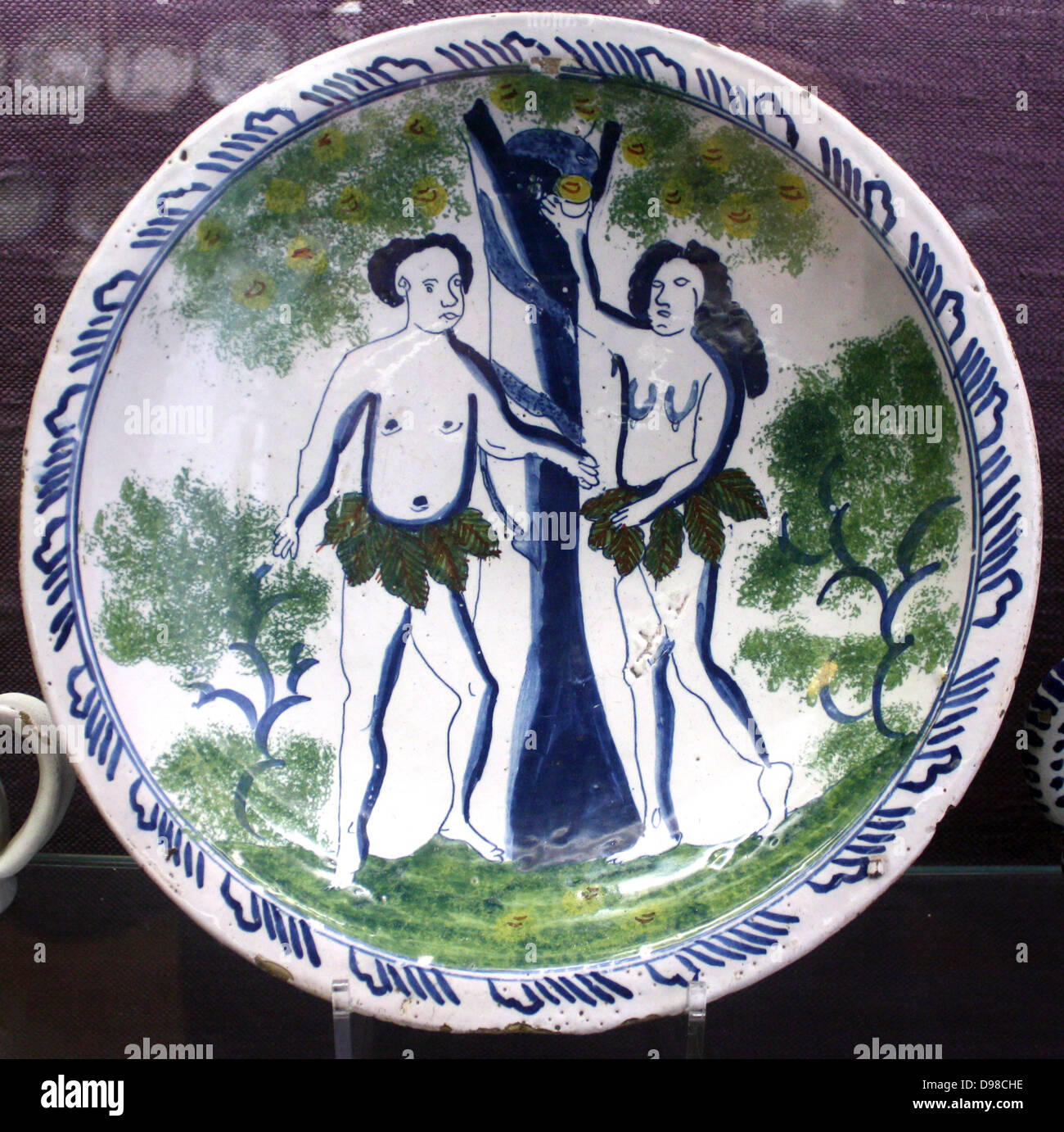 Piatto: Adamo ed Eva probabilmente o Bristol Brislington, c1720-30. Questa scena è pensato per essere stata copiata da una stampa da Pierre Lombart c1613-1682 che ha lavorato a Londra. La piastra è stata cotta rivolto verso l'alto e supportato dai pioli al di sotto del bordo che proiettata fuori dalle pareti del contenitore di argilla in cui i pezzi sono stati posti per la cottura. Foto Stock
