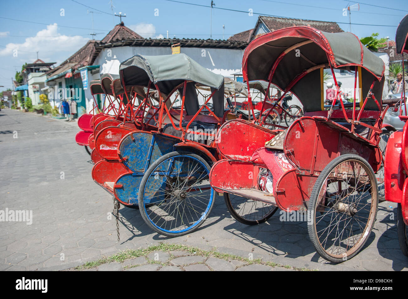 Trishaws in strada di Surakarta, Indonesia Foto Stock