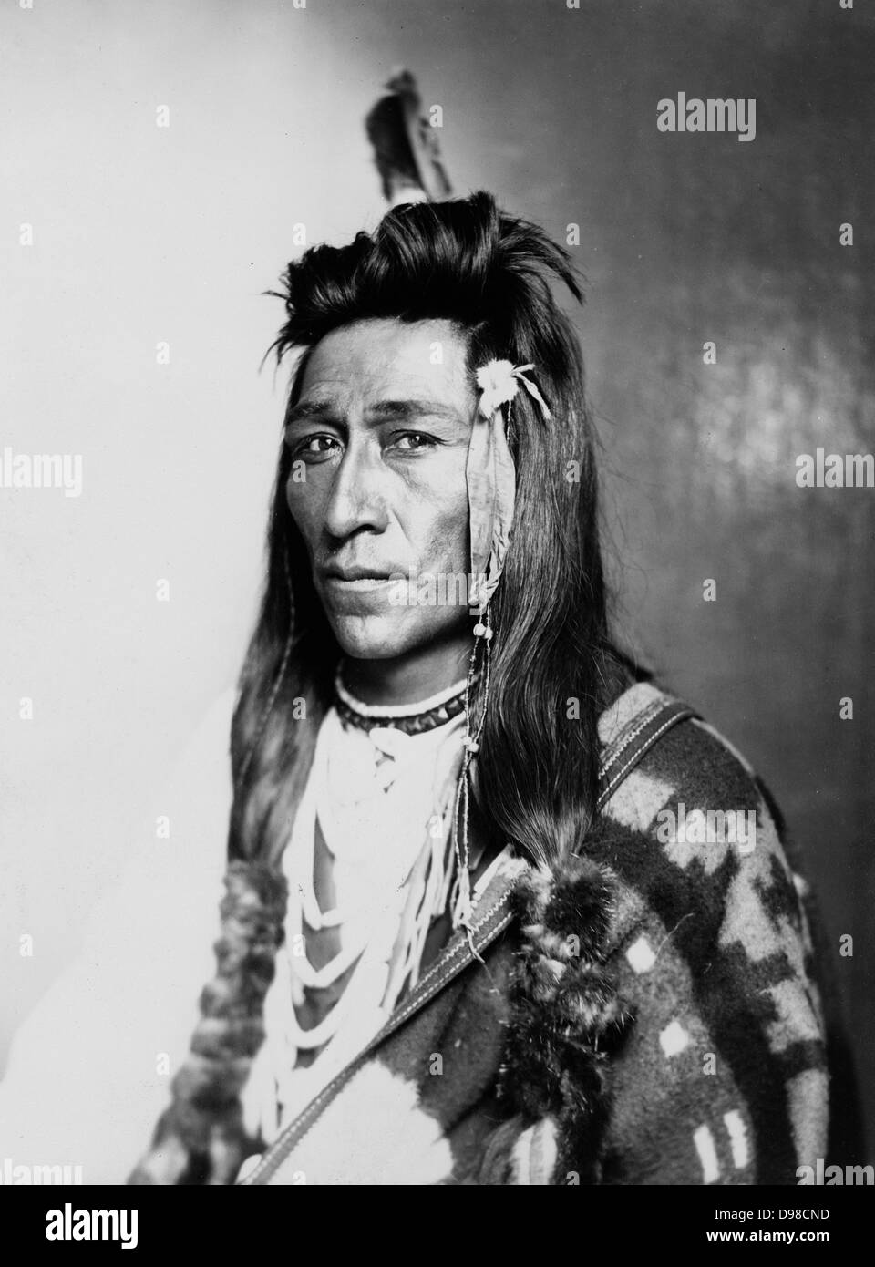 A mezza lunghezza Ritratto di Indiano maschio in abito nativo, 1899. Foto Stock